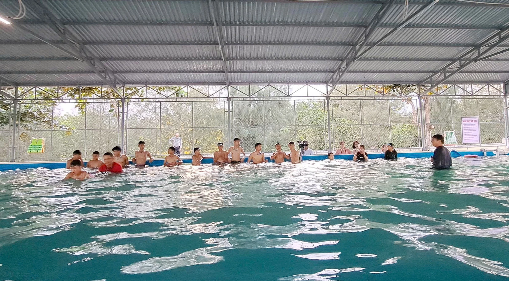Trường tiểu học và THCS Bắc Dinh quan tâm, trang bị kỹ năng bơi, phòng tránh tai nạn đuối nước cho học sinh - Ảnh: C.N