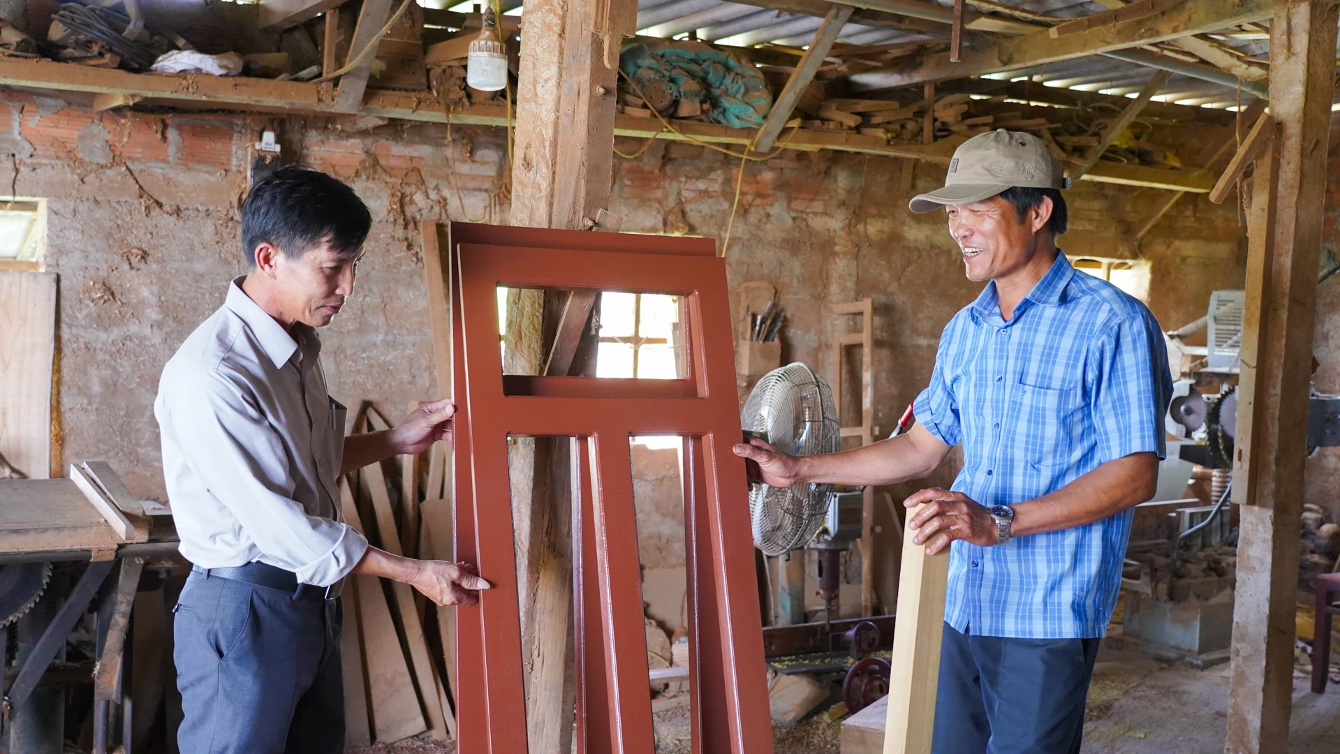 Hơn 20 năm gắn bó với nghề mộc nên anh Lê Bá Khánh (bìa phải) tạo được uy tín và có nhiều đơn hàng lớn trong và ngoài địa phương - Ảnh: L.T