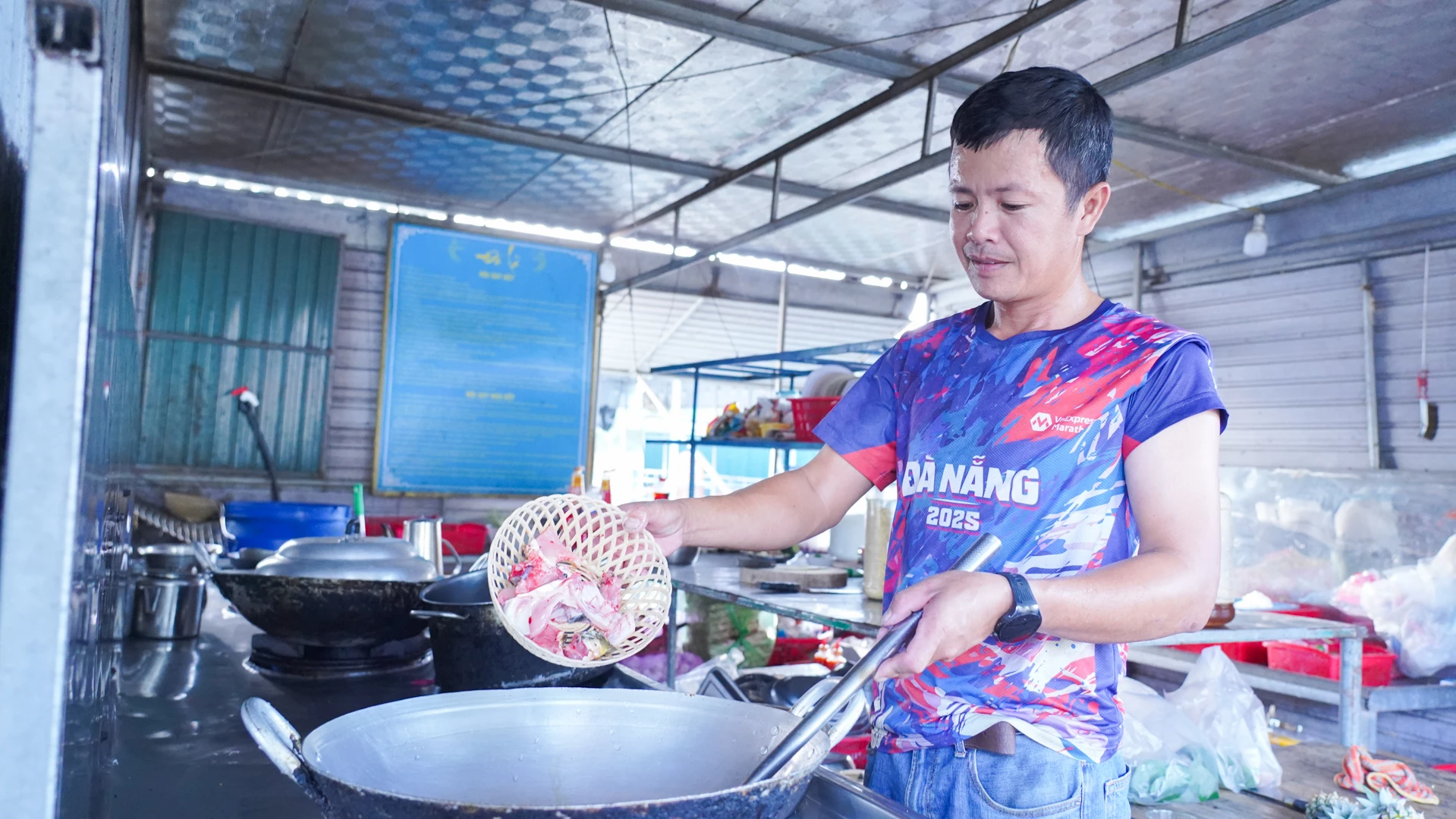 Thực khách sẽ được trải nghiệm quy trình nuôi cá và chọn trực tiếp để được chế biến các món ăn tại chỗ - Ảnh: L.T