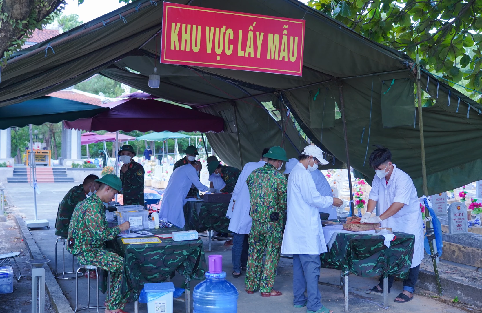Quá trình lấy mẫu được thực hiện bởi nhiều cơ quan chức năng cùng phối hợp - Ảnh: Lê Trường