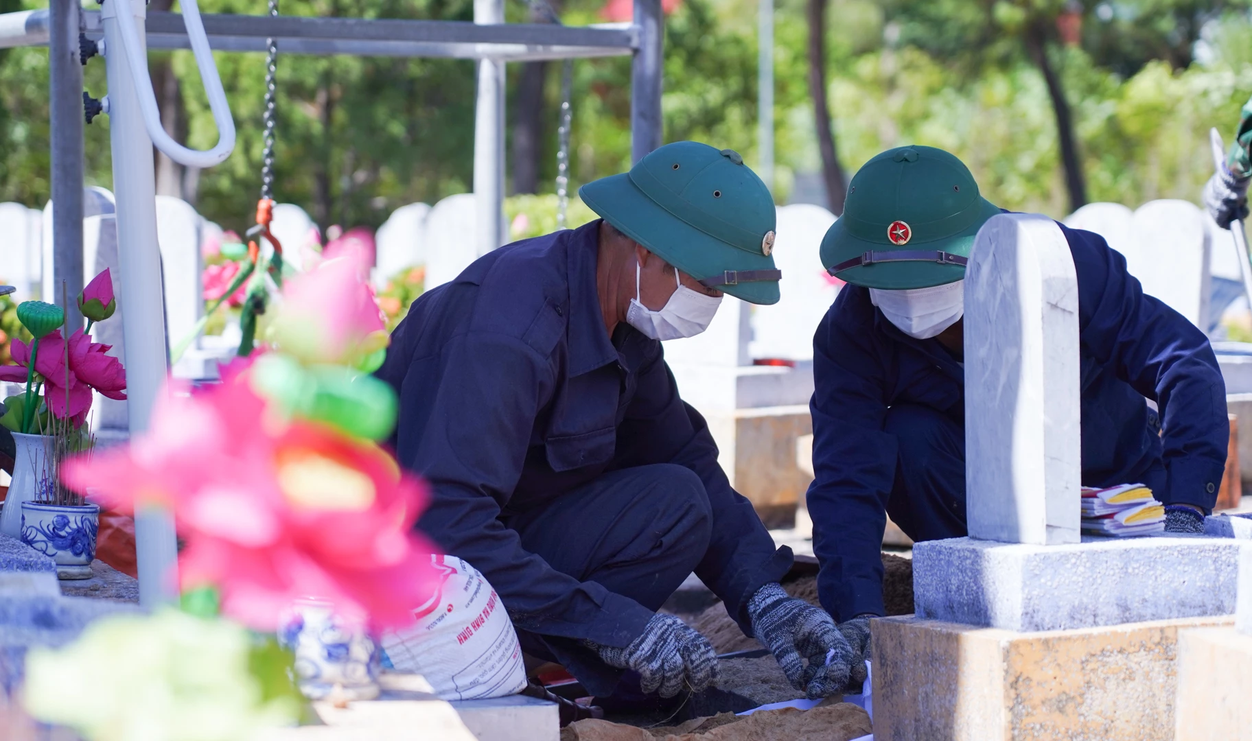 Mặc dù thời tiết nắng gắt, nhưng bằng tinh thần trách nhiệm và lòng tri ân sâu sắc đối với các liệt sĩ, lực lượng tham gia vẫn nỗ lực hoàn thành nhiệm vụ - Ảnh: Lê Trường
