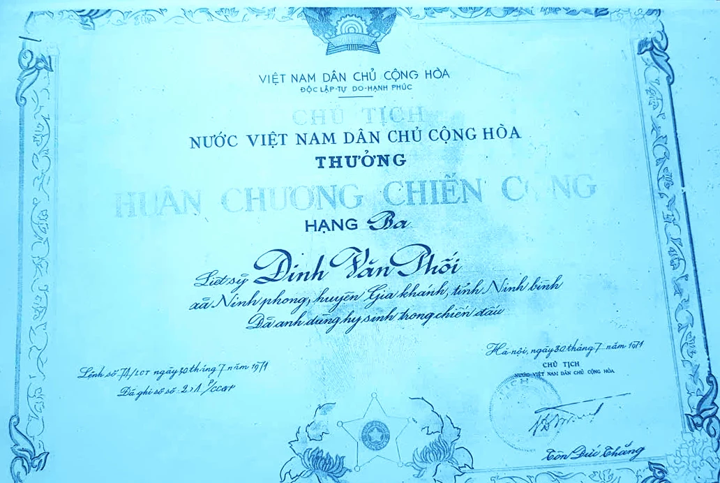 Các phần thưởng cao quý do Chính phủ ký tặng đều xác nhận ông Phối là liệt sĩ- Ảnh: T.L