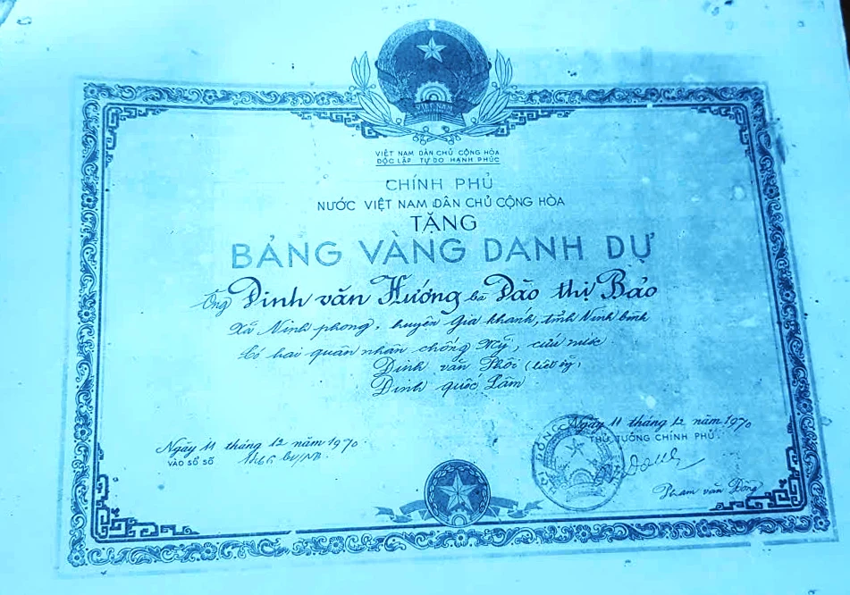 Các phần thưởng cao quý do Chính phủ ký tặng đều xác nhận ông Phối là liệt sĩ- Ảnh: T.L