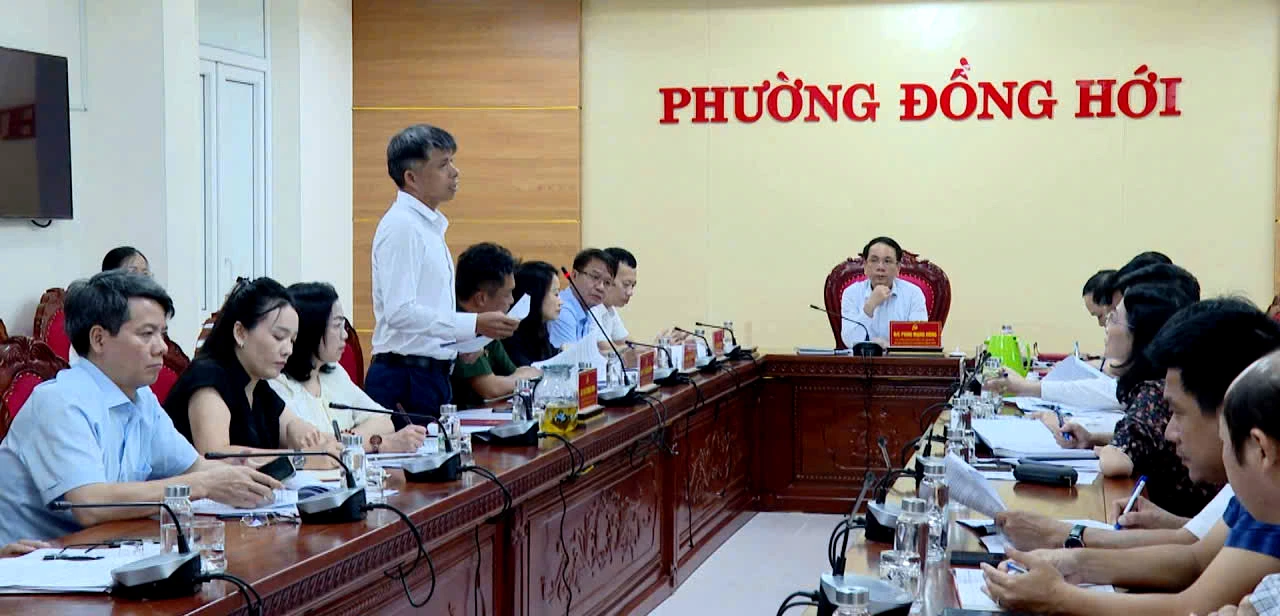 Đại biểu tập trung thảo luận về phương án sắp xếp tổ dân phố trên địa bàn - Ảnh: P.V.