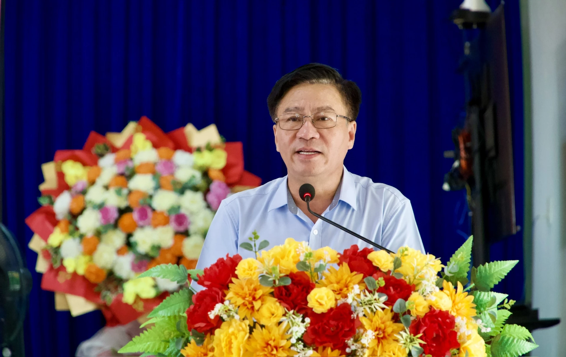 Đại biểu Đào Mạnh Hùng, Uỷ viên Ban Thường vụ Tỉnh ủy, Phó Chủ tịch Thường trực Uỷ ban MTTQ Việt Nam tỉnh phát biểu tại buổi tiếp xúc cử tri - Ảnh: H.N