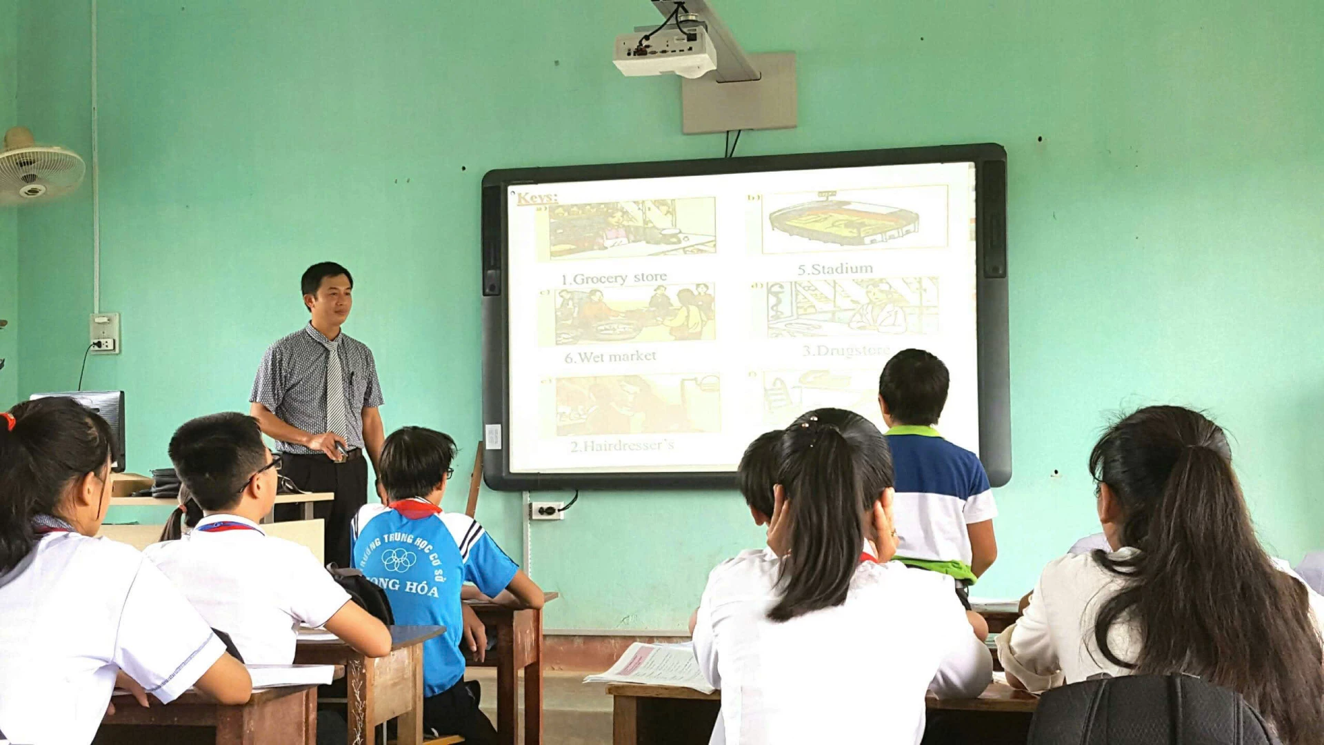 Ứng dụng trí tuệ nhân tạo trong giảng dạy môn Tiếng Anh tại Trường THCS Phong Hóa, xã Tuyên Bình - Ảnh: Q.N