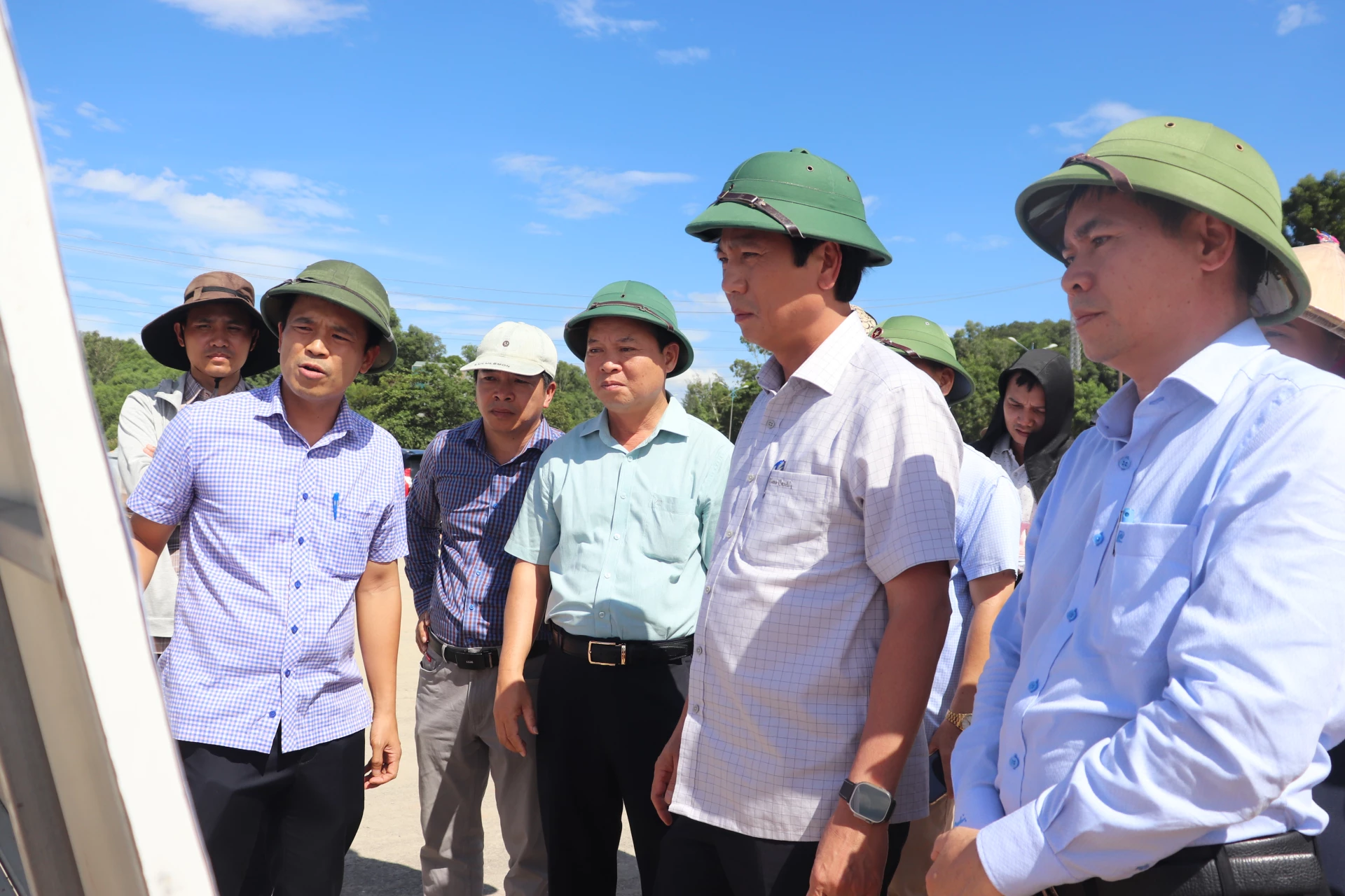 Đồng chí Hoàng Nam, Phó Chủ tịch Thường trực UBND tỉnh kiểm tra tiến độ thực hiện Dự án đường tránh phía Đông thành phố Đông Hà đoạn từ Km741+170, Quốc lộ 1A Dốc Miếu đến Km10+187, Quốc lộ 9 về cảng Cửa Việt - Ảnh: T.P