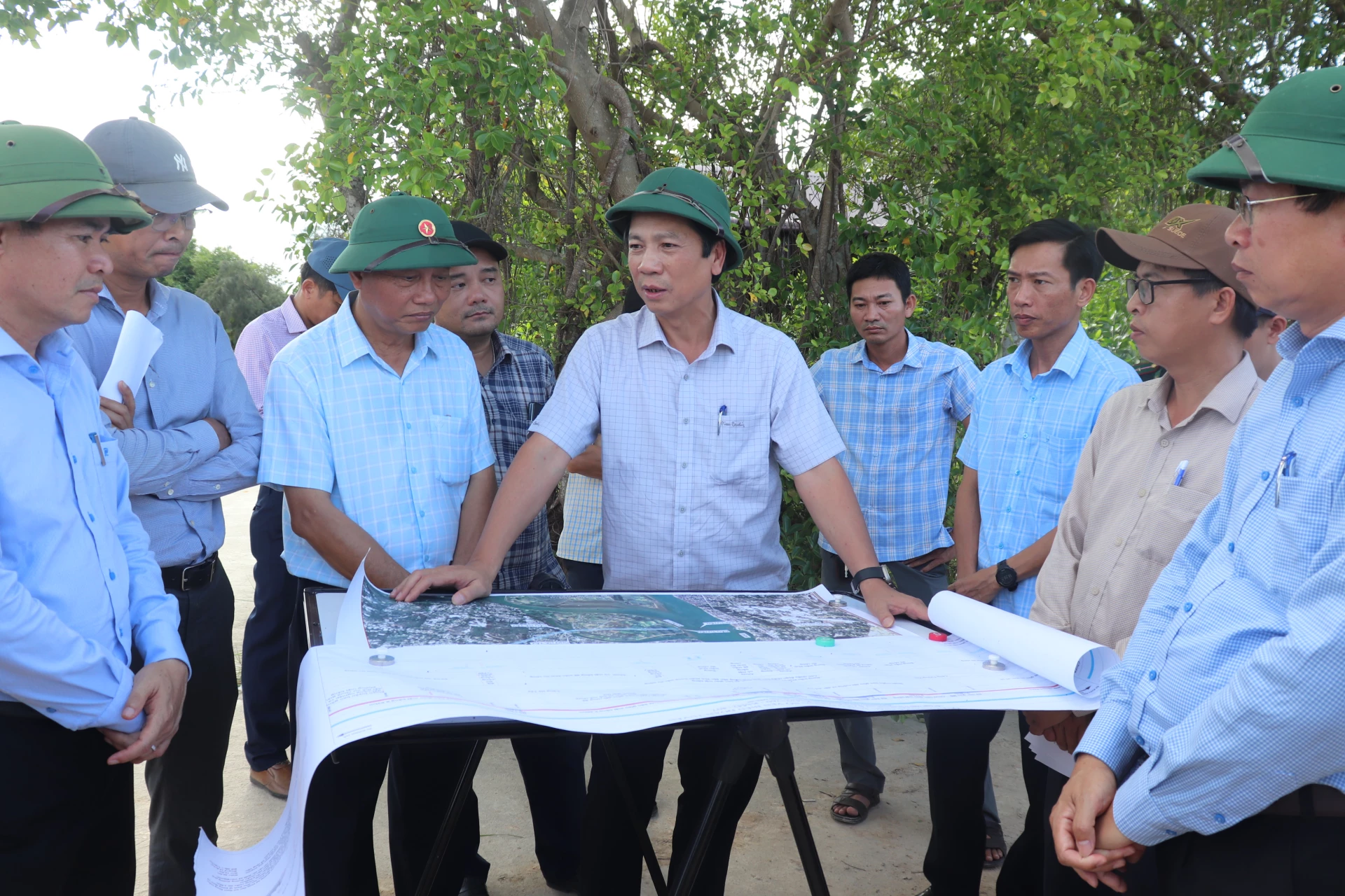 Đồng chí Hoàng Nam, Phó Chủ tịch Thường trực UBND tỉnh kiểm tra tiến độ thực hiện đường ven biển kết nối hành lang kinh tế Đông Tây, tỉnh Quảng Trị - Giai đoạn 1 - Ảnh: T.P
