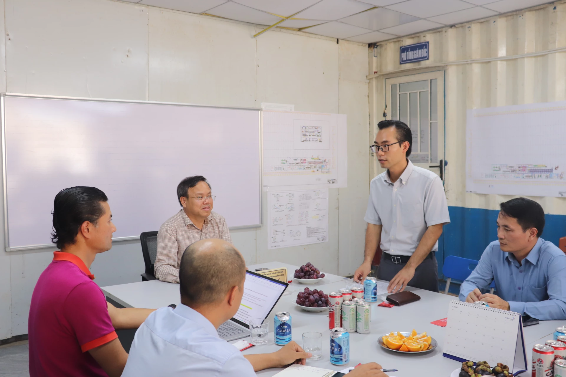 Đại diện Ban Quản lý Khu kinh tế báo cáo tình hình hoạt động của Khu Công nghiệp Quán Ngang - Ảnh: T.P