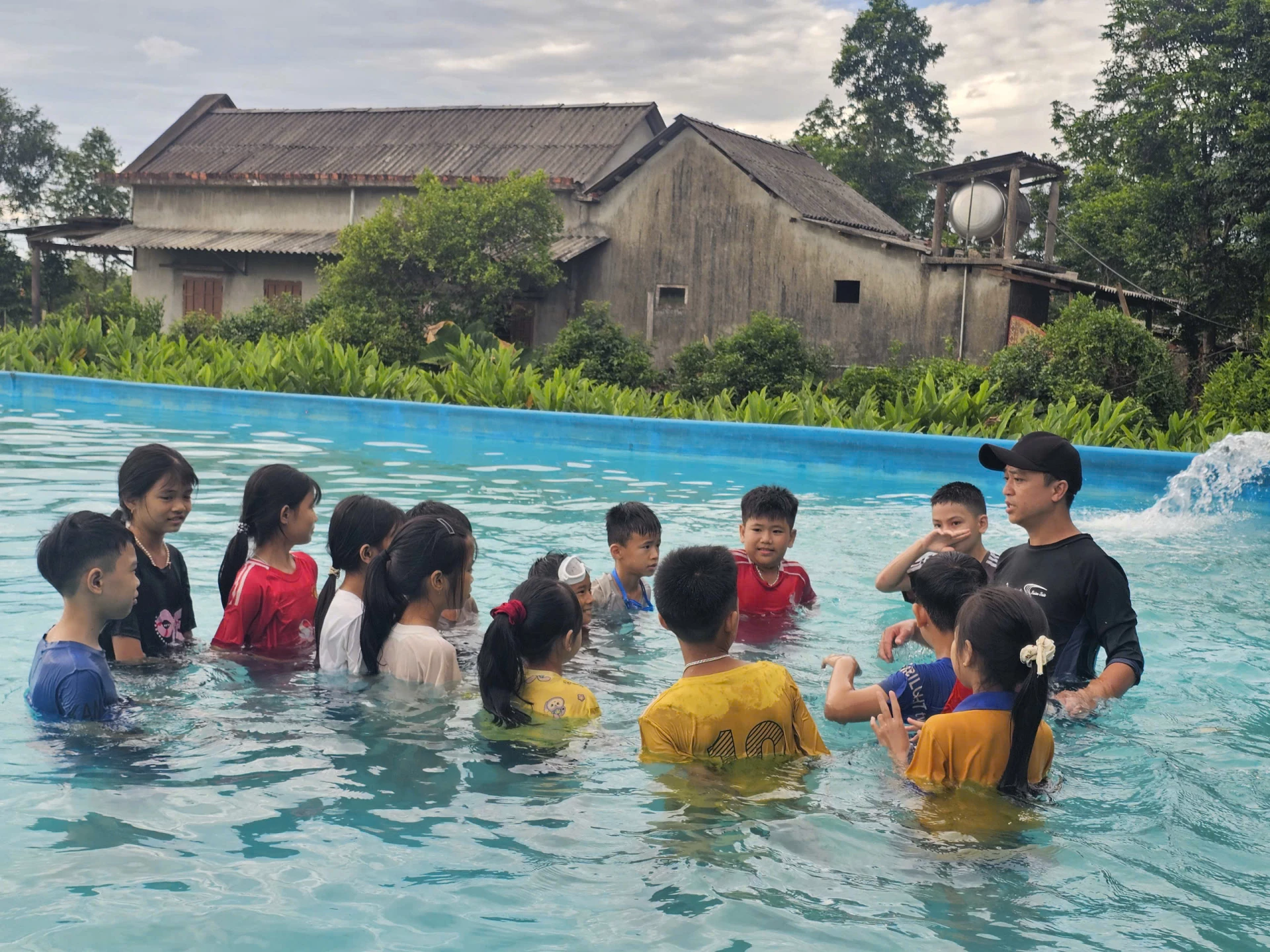 
Chú thích ảnh: Anh Nguyễn Tuấn Tùng hướng dẫn học viên cách tập thở dưới nước-Ảnh: T.P