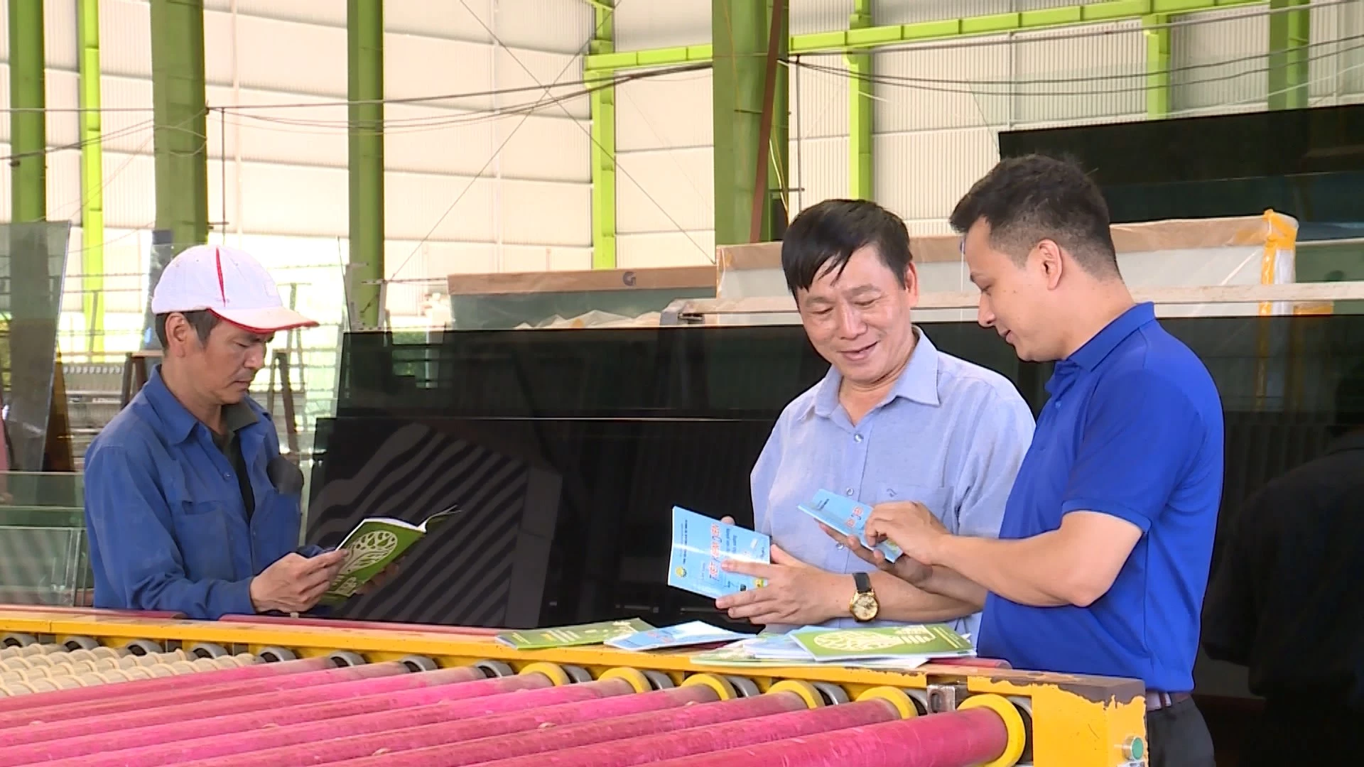 Cán bộ Trung tâm Khuyến công (Sở Công thương Quảng Trị) tuyên truyền tiết kiệm điện tại các doanh nghiệp