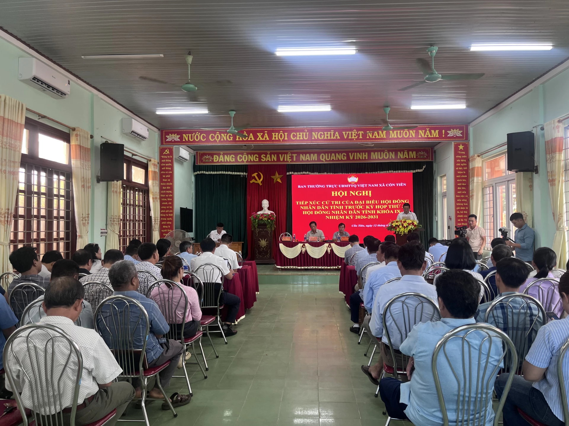 Quang ảnh buổi tiếp xúc cử tri tại xã Cồn Tiên - Ảnh: L.O