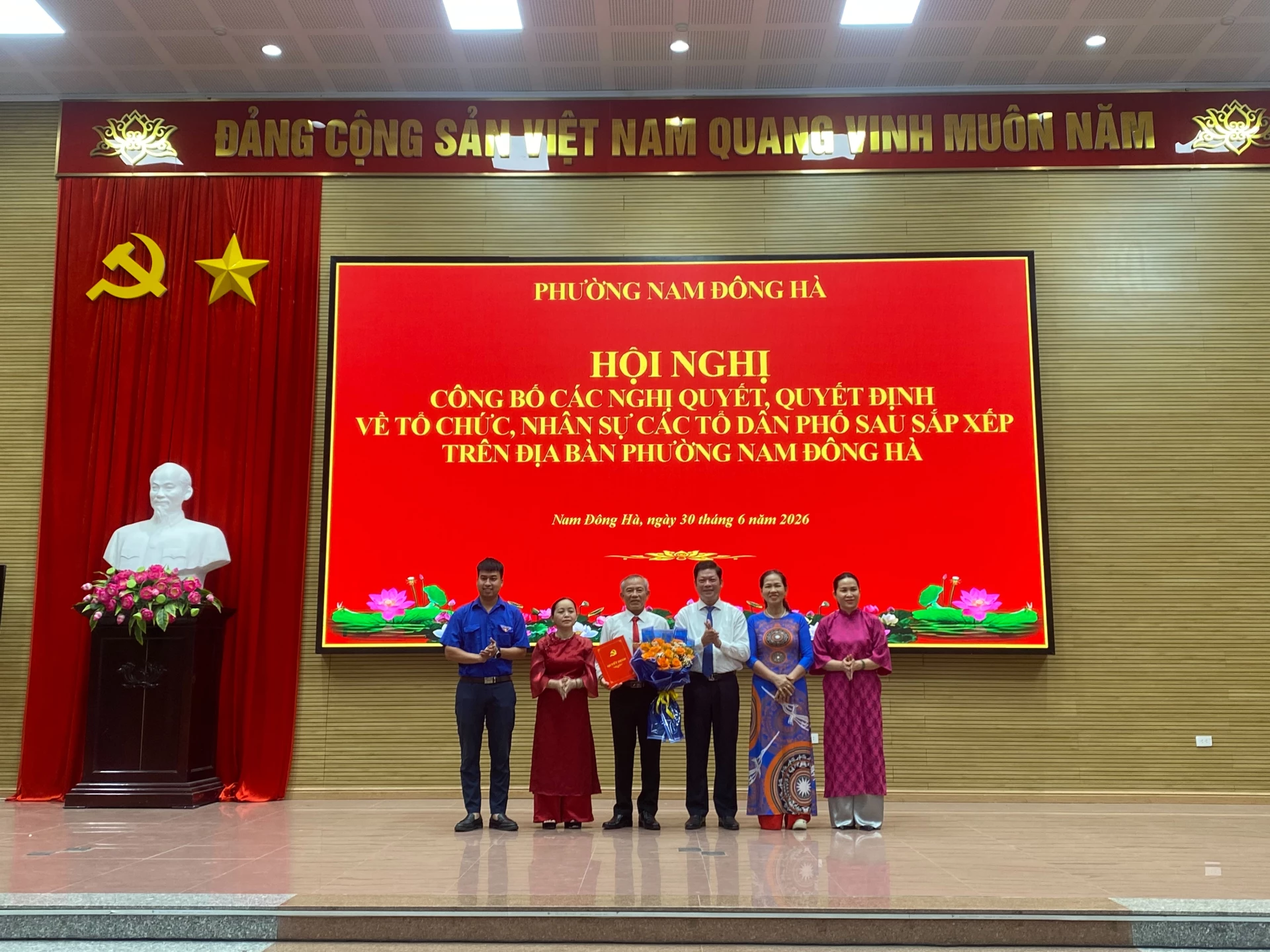 Lãnh đạo phường Nam Đông Hà trao các quyết định cho cán bộ cơ sở Tổ dân phố 8 sau sắp xếp. Ảnh: Việt Anh
