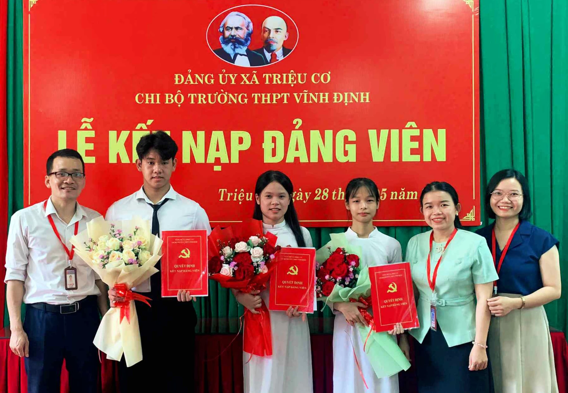 Các đảng viên tuổi 18 ở xã Triệu Cơ nhận quyết định kết nạp Đảng - Ảnh: Q.H