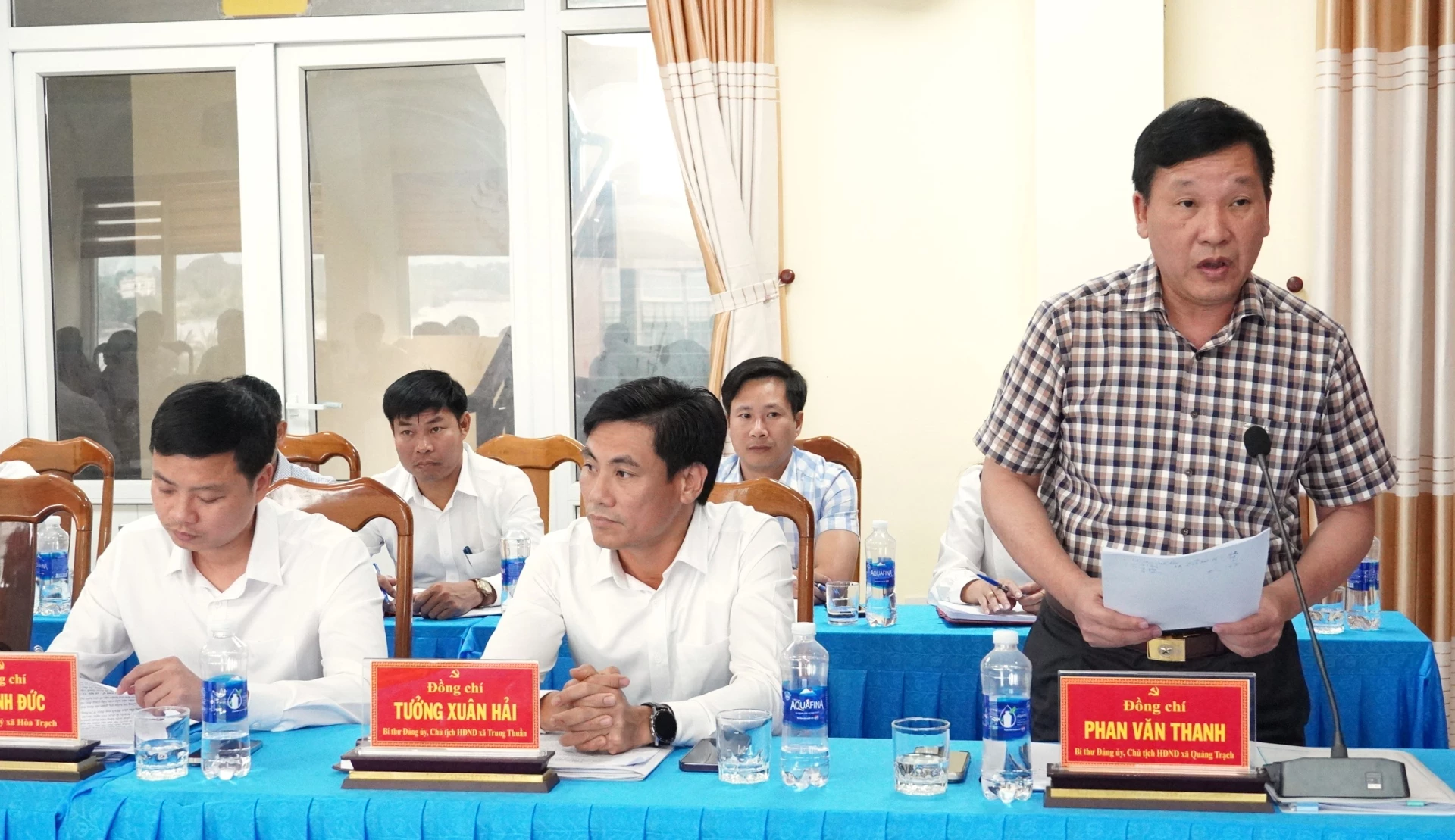Đại diện Thường trực Đảng ủy xã Quảng Trạch báo cáo tại buổi làm việc - Ảnh: Q.V