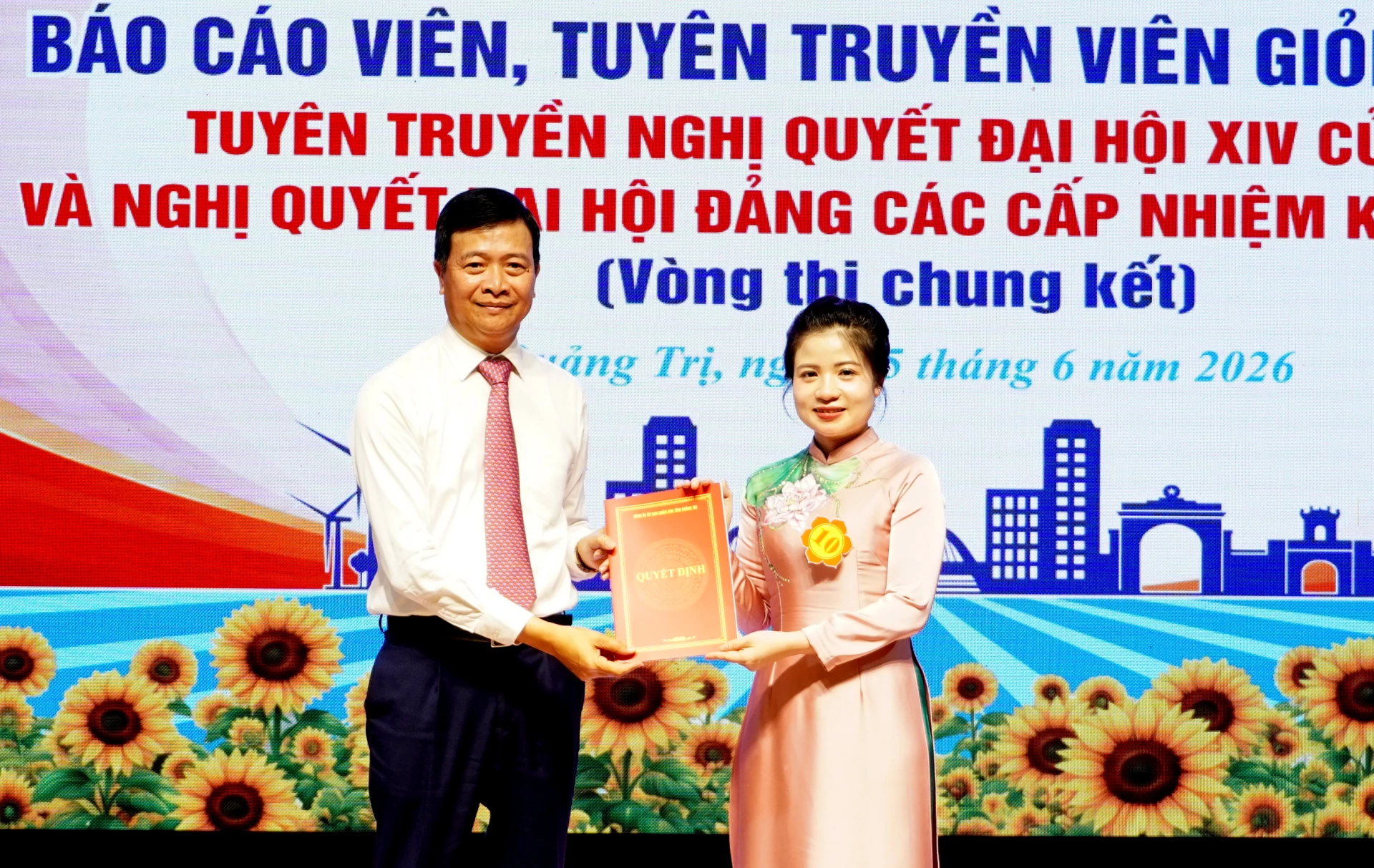 Đại diện Thường trực Đảng ủy UBND tỉnh tặng hoa chúc mừng đội văn nghệ chào mừng hội thi- Ảnh: H.Tr.