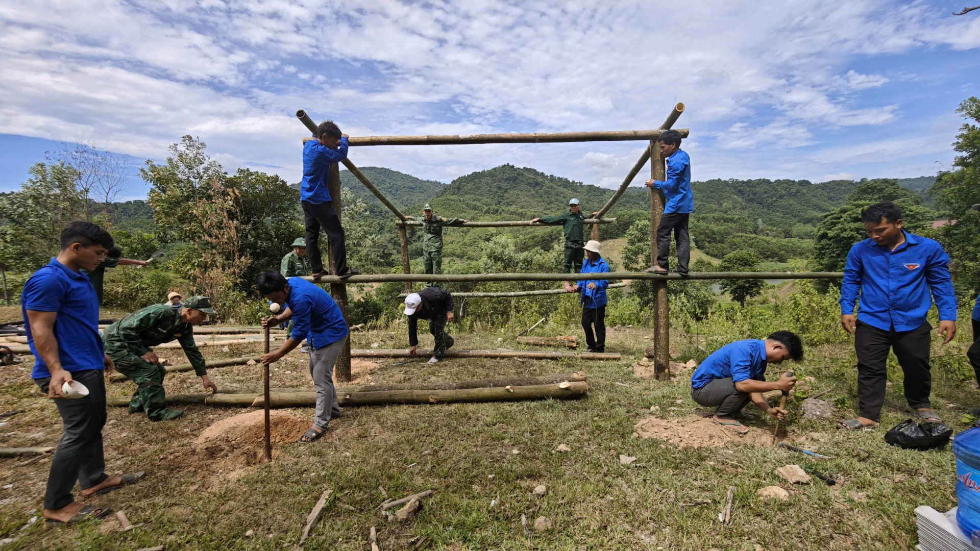 Đoàn viên, thanh niên xã Đakrông dựng nhà mới cho chị Hồ Thị Sinh - Ảnh: K.S