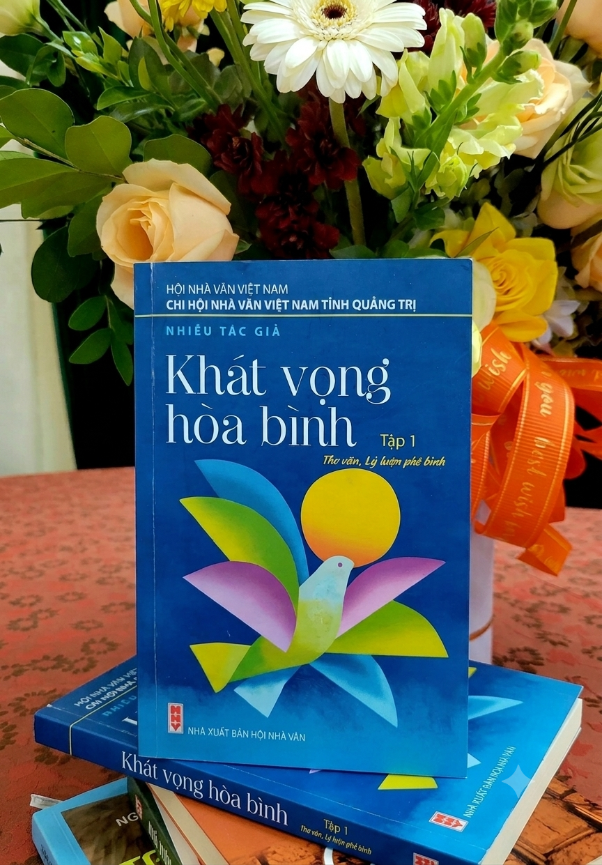 Tập sách “Khát vọng hòa bình” (Tập 1) quy tụ nhiều tác giả trong và ngoài tỉnh viết về đề tài chiến tranh, hòa bình và quê hương Quảng Trị - Ảnh: P.X.D
