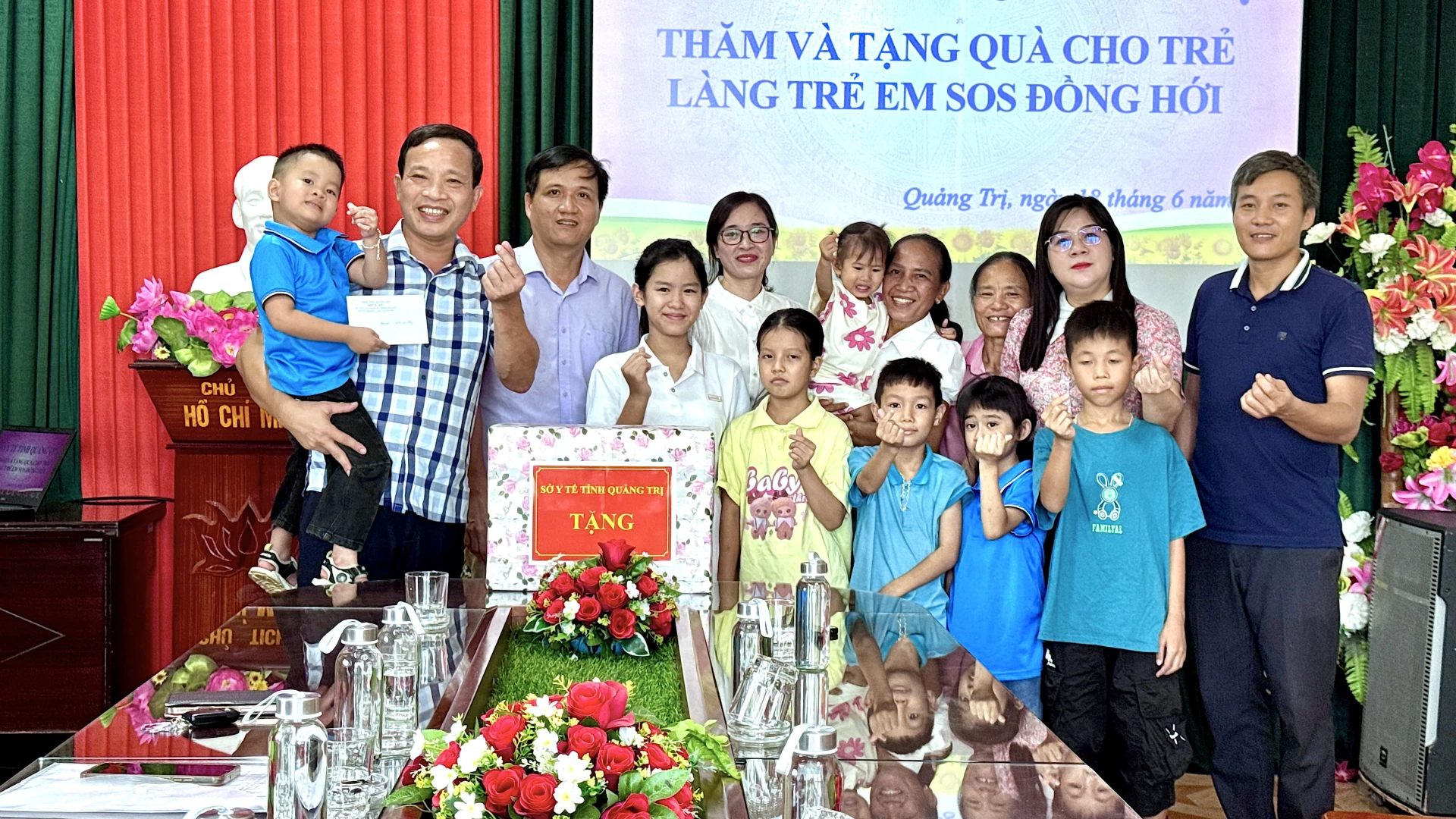 Sở Y tế Quảng Trị thăm và tặng quà cho trẻ em tại Làng Trẻ em SOS Đồng Hới - Ảnh: Quang Ngọc.