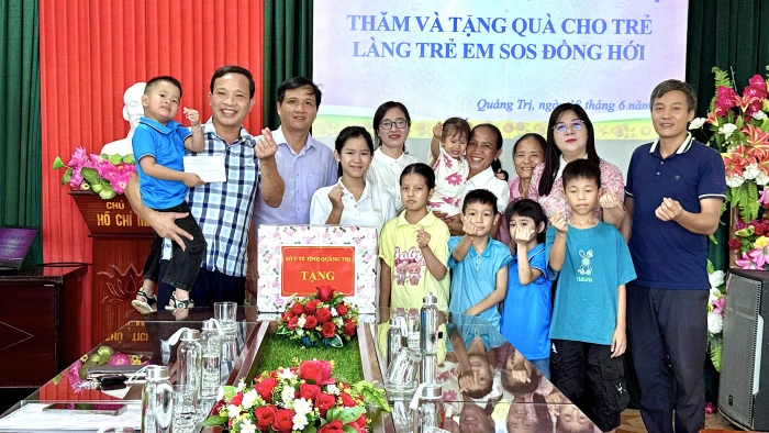 Sở Y tế thăm, tặng quà trẻ em có hoàn cảnh đặc biệt