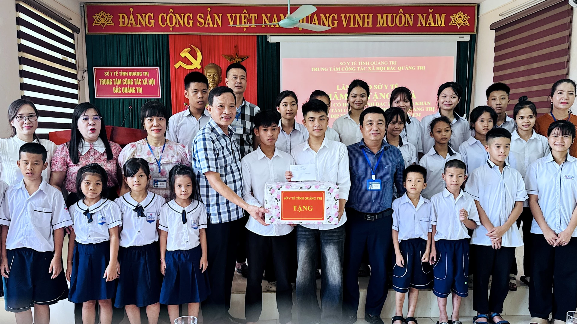 Sở Y tế Quảng Trị thăm và tặng quà cho trẻ em tại Trung tâm Công tác xã hội Bắc Quảng Trị - Ảnh: Quang Ngọc.