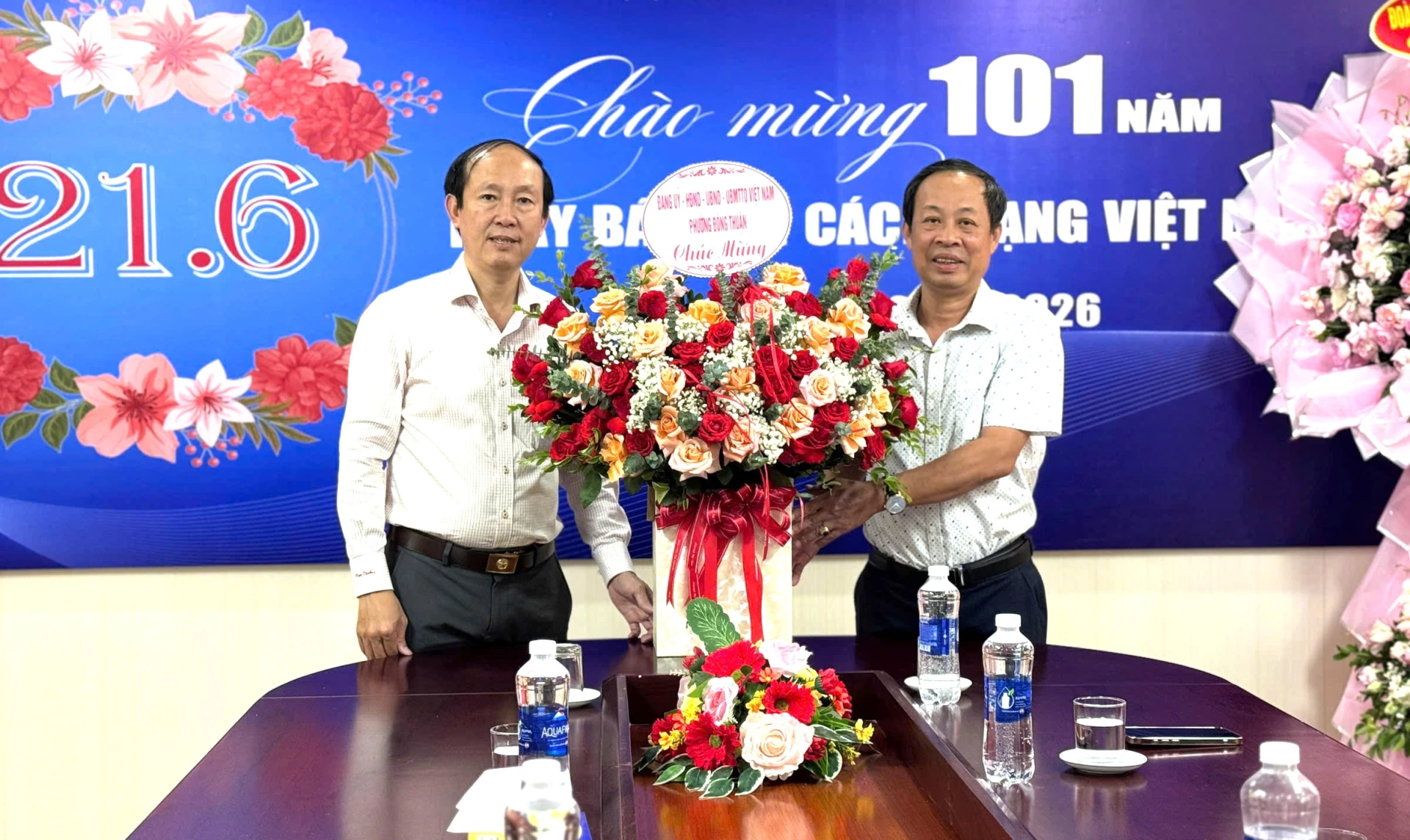 Lãnh đạo phường Đồng Thuận tặng hoa, chúc mừng Báo và phát thanh, truyền hình Quảng Trị - Ảnh: T.Đ