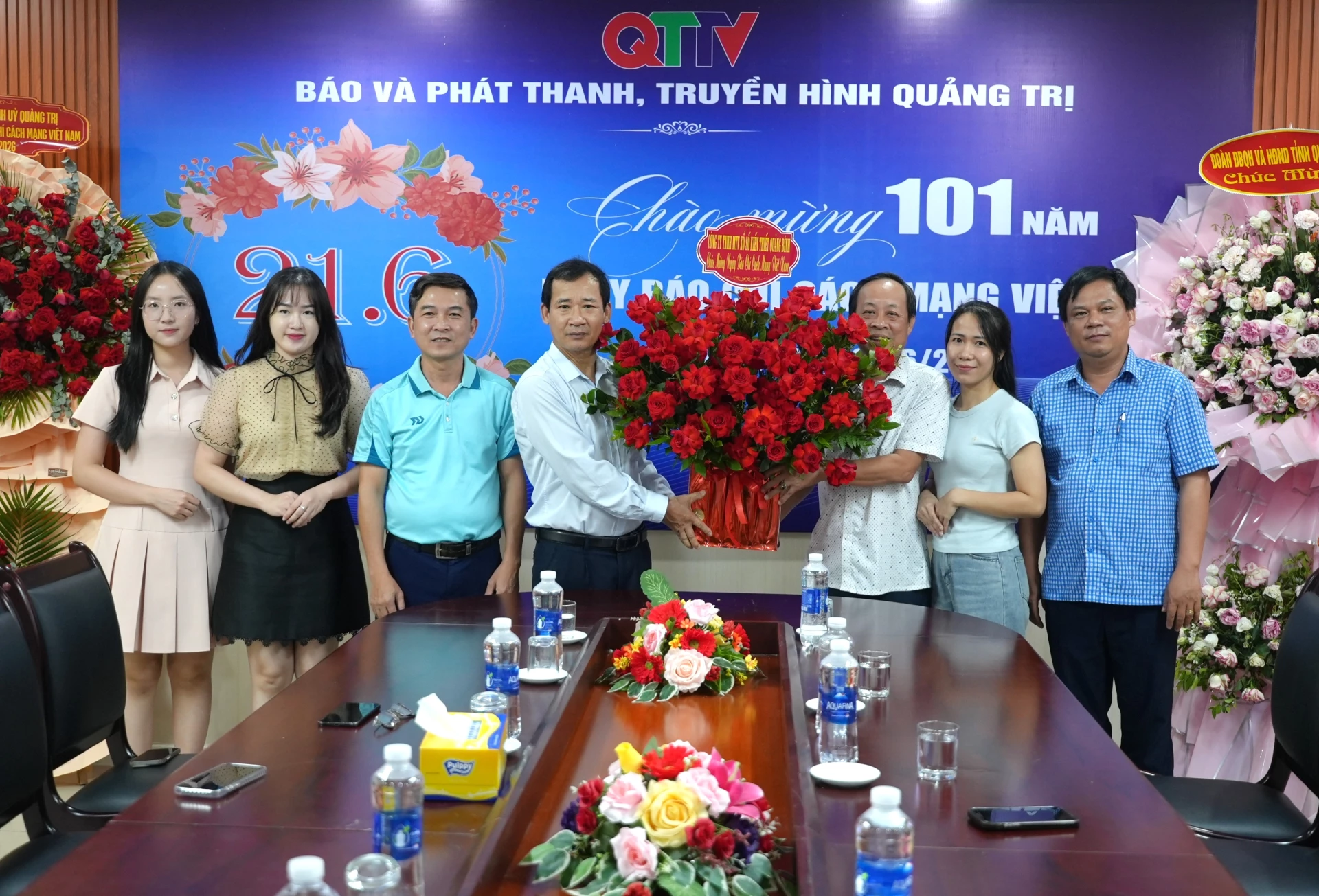 Lãnh đạo Công ty TNHH MTV Xổ số kiến thiết Quảng Bình tặng hoa, chúc mừng Báo và phát thanh, truyền hình Quảng Trị - Ảnh: T.Đ

