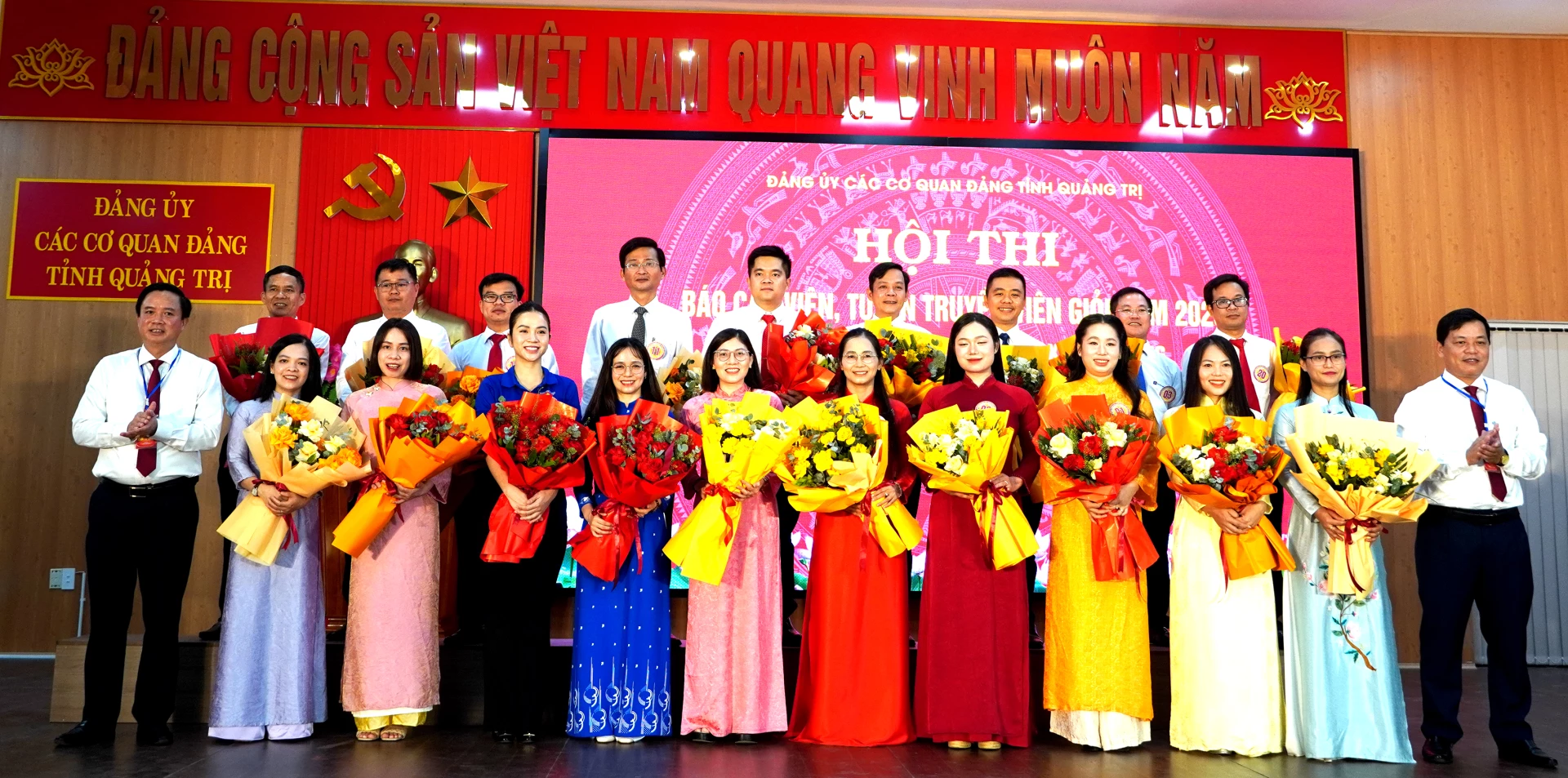 Đại diện Ban Tổ chức hội thi tặng hoa chúc mừng các thí sinh dự thi - Ảnh: H.Tr.