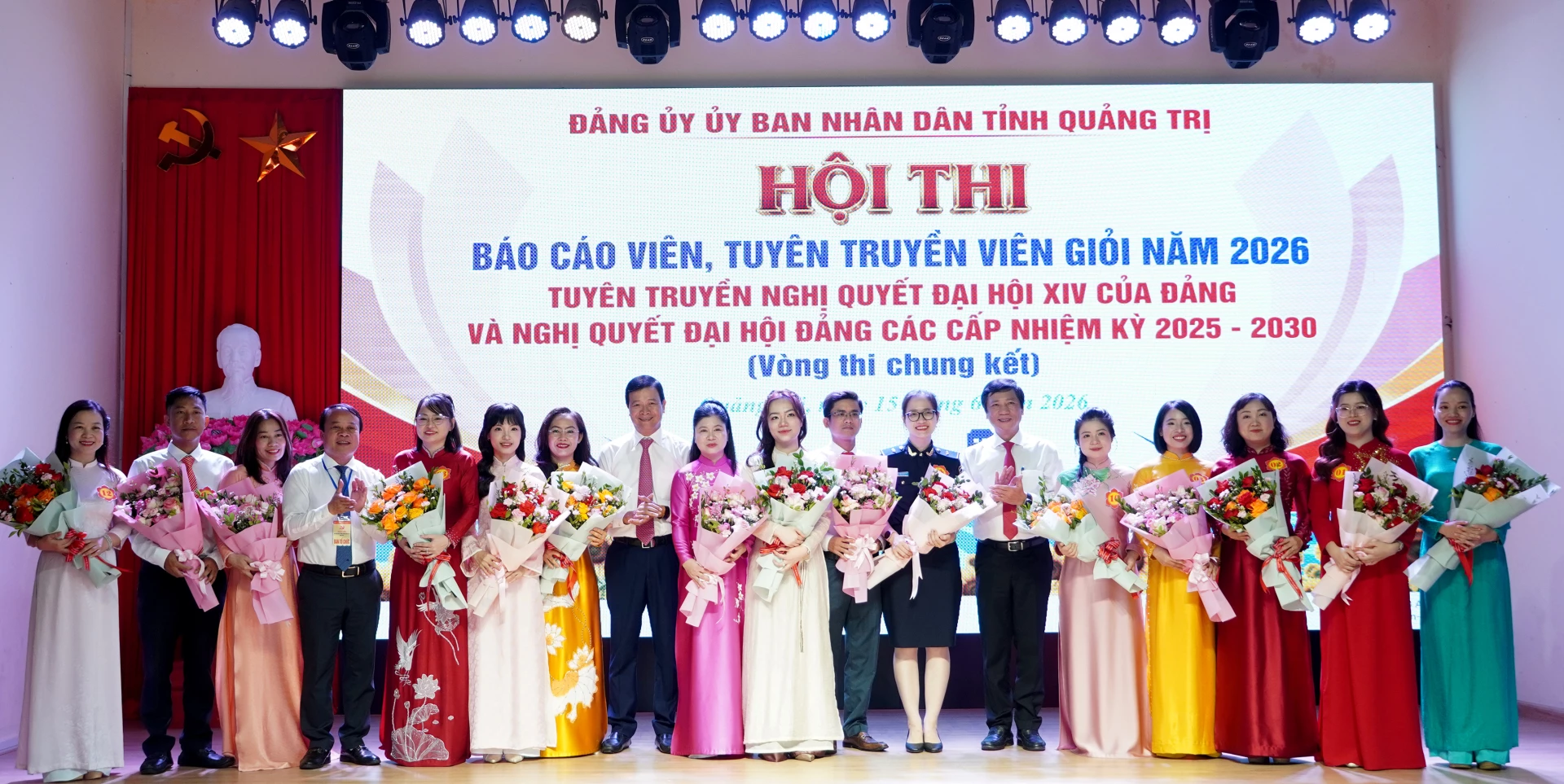 Đồng chí Hoàng Nam, Ủy viên Ban Thường vụ Tỉnh ủy, Phó Chủ tịch Thường trực UBND tỉnh và các đồng chí trong Đảng ủy UBND tỉnh tặng hoa chúc mừng các báo cáo viên - Ảnh: H.Tr.