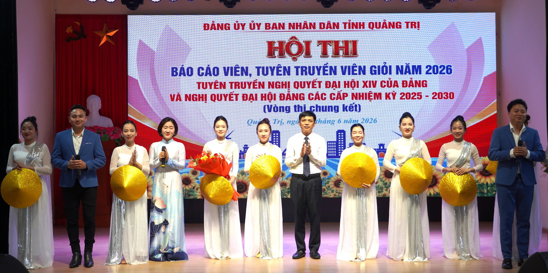 Đại diện Thường trực Đảng ủy UBND tỉnh tặng hoa chúc mừng đội văn nghệ chào mừng hội thi- Ảnh: H.Tr.