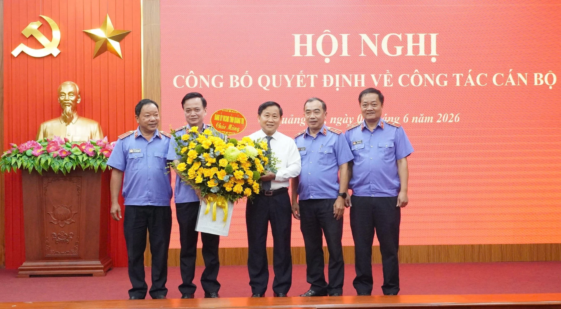 Lãnh đạo Viện trưởng Viện Kiểm sát nhân dân tỉnh Quảng Trị tặng hoa chúc mừng đồng chí Hồ Thanh Hải - Ảnh: Q.V