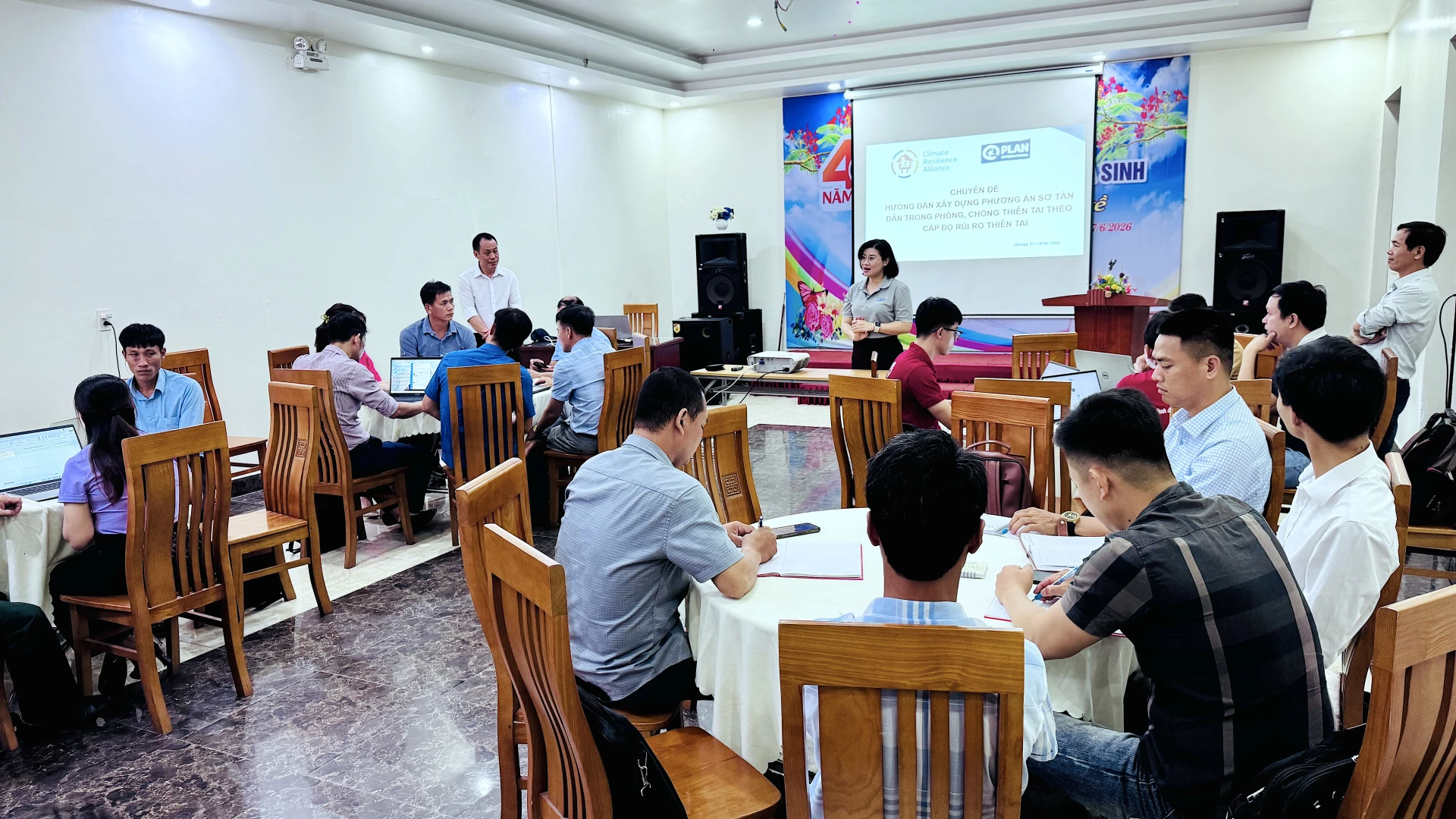 Quang cảnh lớp tập huấn Xây dựng và áp dụng công cụ lập kế hoạch phòng, chống thiên tai - Ảnh: Quang Ngọc.