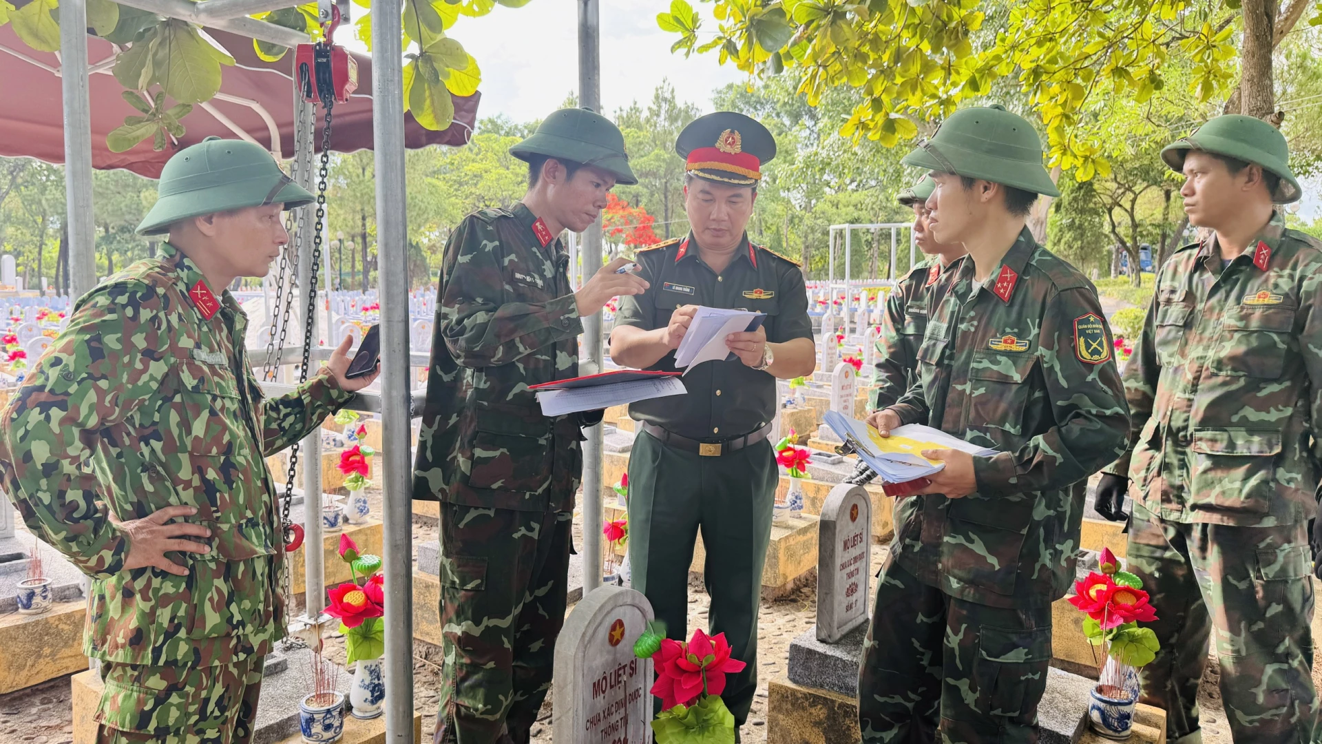 Tất cả các phần mộ lấy mẫu phẩm đều được số hóa thông tin ngay tại hiện trường - Ảnh: MT