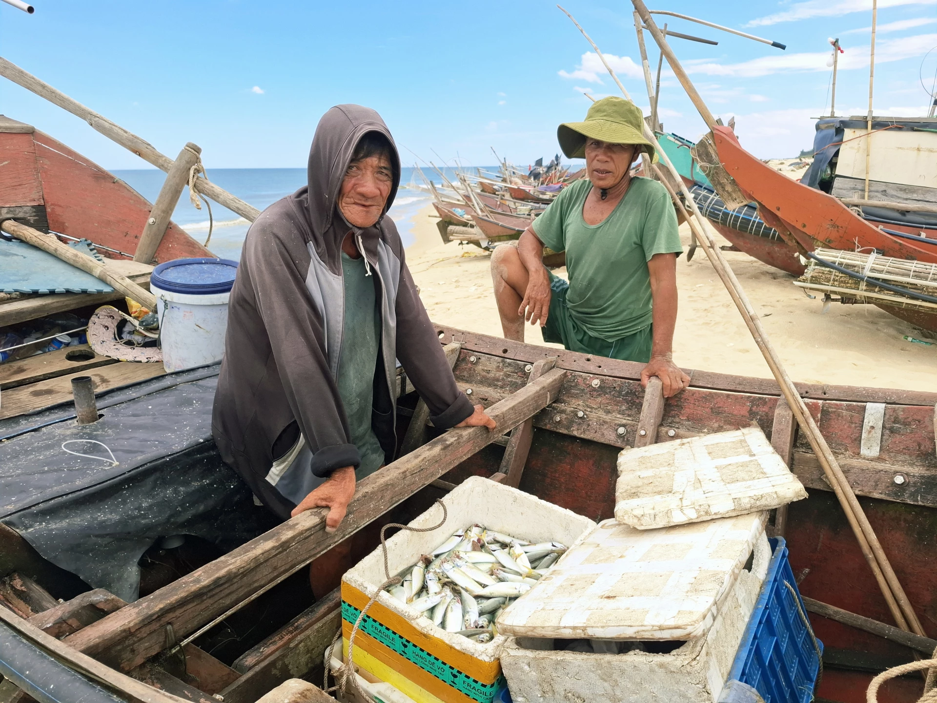 Ngư dân Trần Phiệt (bên trái) đánh bắt được 35kg cá nục, mang lại thu nhập gần 1 triệu đồng/chuyến biển - Ảnh: S.H
