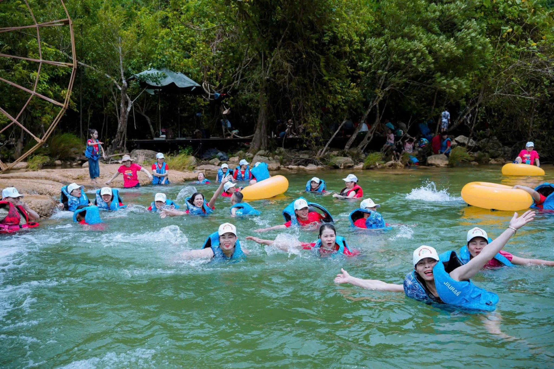 Du khách trải nghiệm tại Khu du lịch sinh thái khe Nước Lạnh - Ảnh: D.H