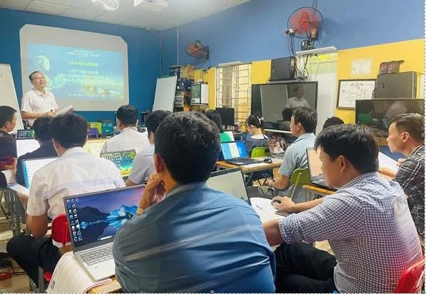 Cán bộ công chức của xã tham gia lớp đào tạo về công nghệ số - Ảnh: N.D