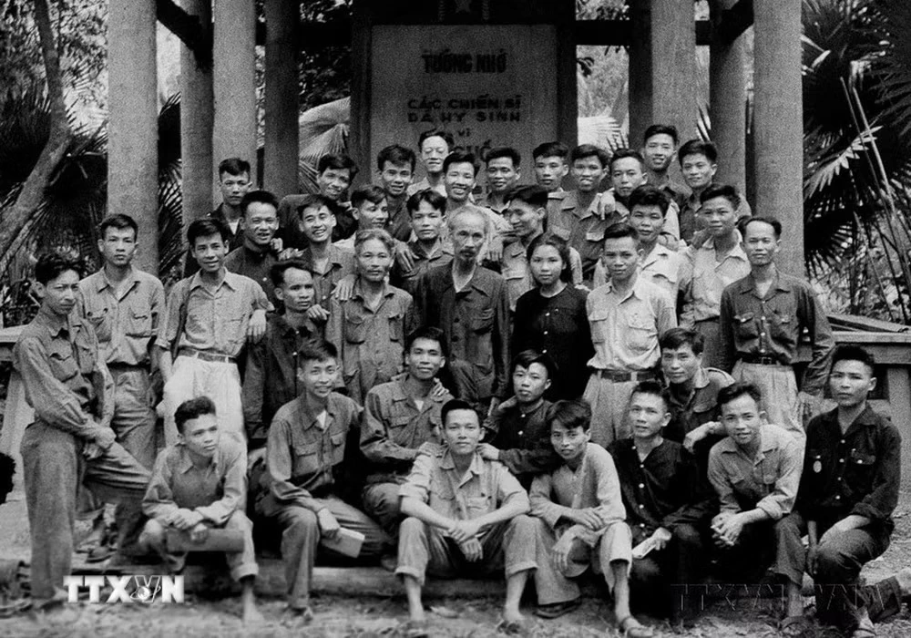 Phong trào thi đua yêu nước bắt đầu với Lời kêu gọi của Chủ tịch Hồ Chí Minh năm 1948 đã khơi dậy tinh thần yêu nước của toàn dân tộc. Trong ảnh: Chủ tịch Hồ Chí Minh với đại biểu dự Đại hội Chiến sĩ thi đua và Cán bộ gương mẫu toàn quốc tại Việt Bắc (1-6/5/1952). (Ảnh: TTXVN)