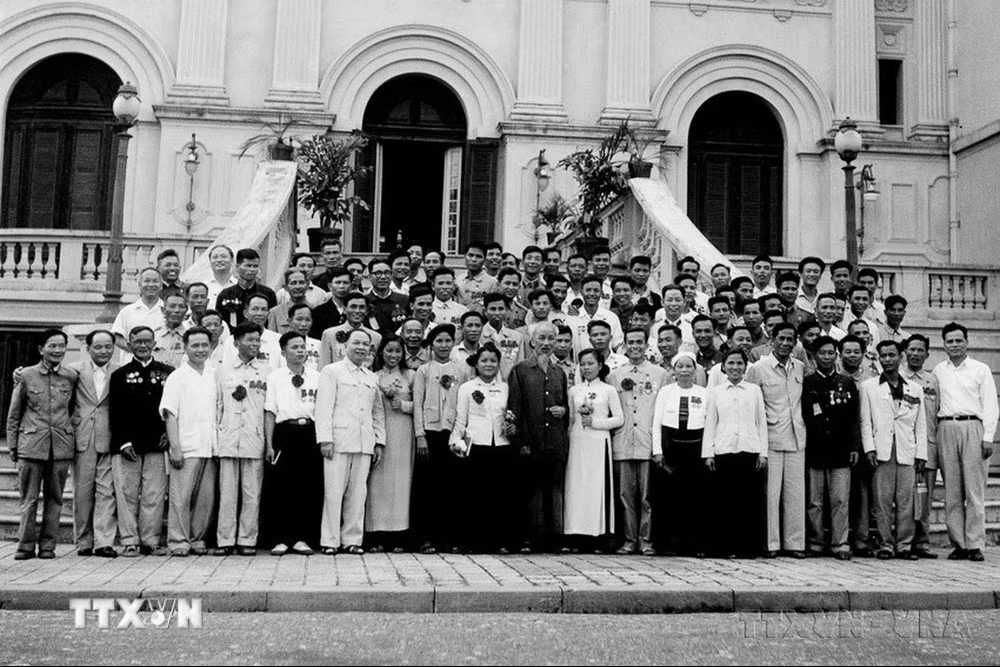 Chủ tịch Hồ Chí Minh gặp mặt các Anh hùng, Chiến sỹ thi đua từ Đại hội I đến Đại hội III (Hà Nội, 6/5/1962). (Ảnh: TTXVN)