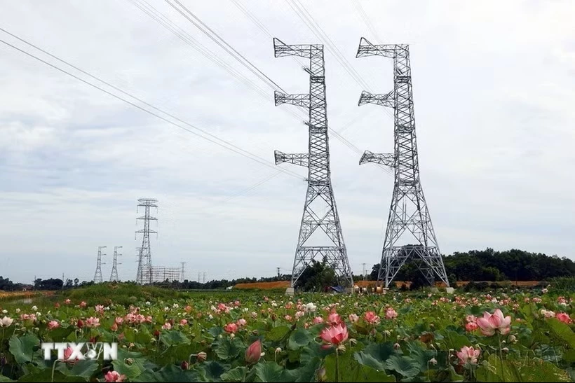 Công trình đường dây 500kV mạch 3 Quảng Trạch-Phố Nối là phong trào thi đua yêu nước, lao động sáng tạo, quyết liệt, thần tốc của toàn hệ thống chính trị, các bộ ngành, địa phương và công nhân ngành điện, nhằm giải quyết cấp bách tình trạng thiếu điện miền Bắc. (Ảnh: Huy Hùng/TTXVN)