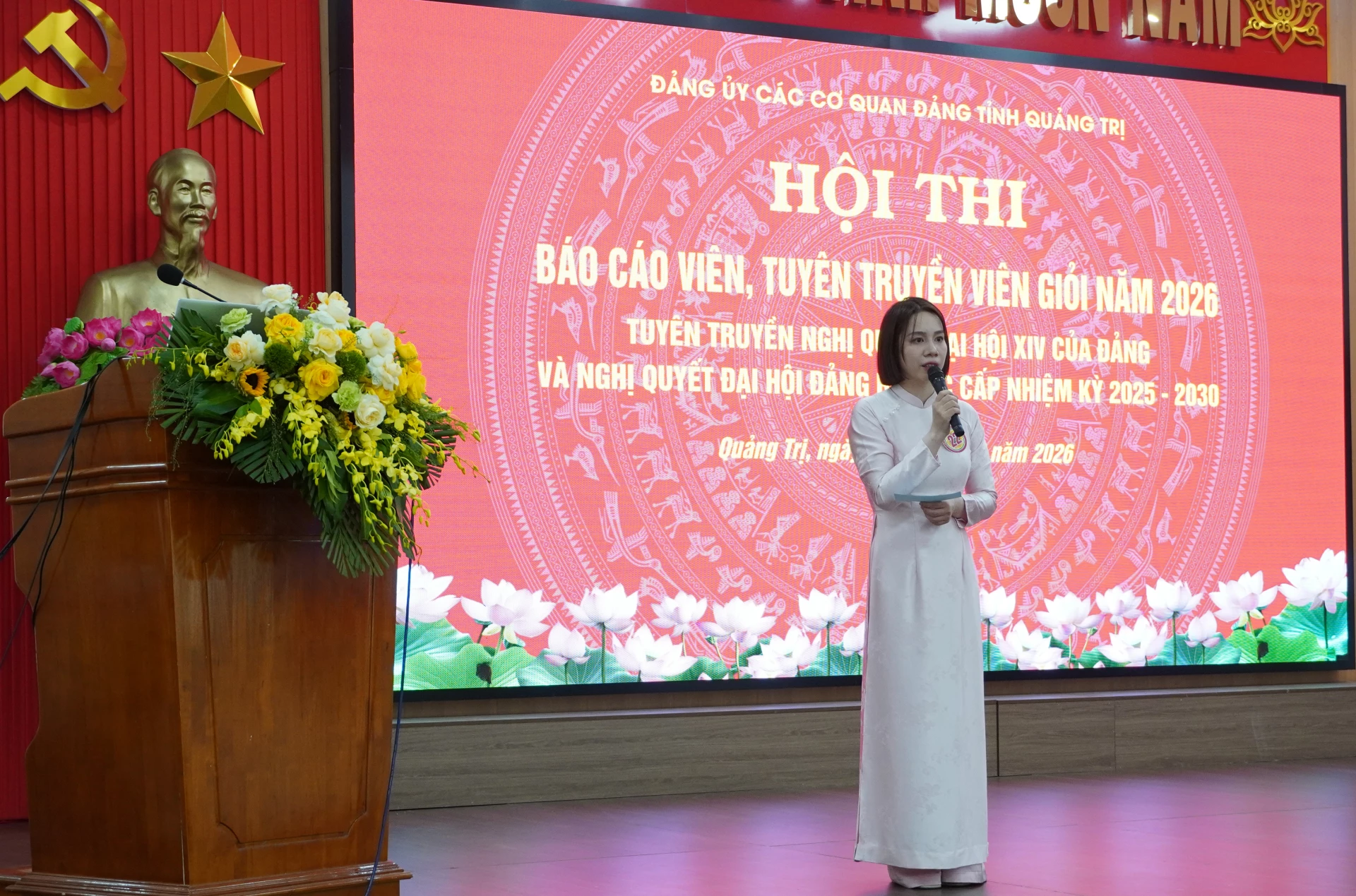 Thí sinh cuối cùng trả lời câu hỏi của Ban Giám khảo hội thi - Ảnh: H.Tr.