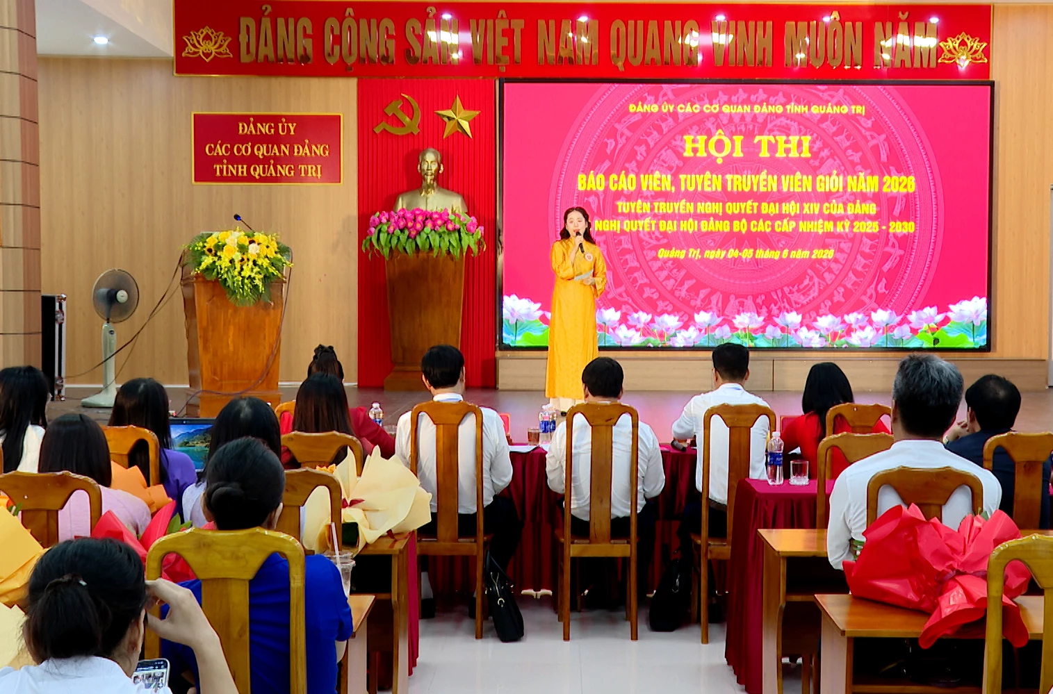 Thí sinh đầu tiên trả lời câu hỏi của Ban Giám khảo hội thi - Ảnh: H.Tr