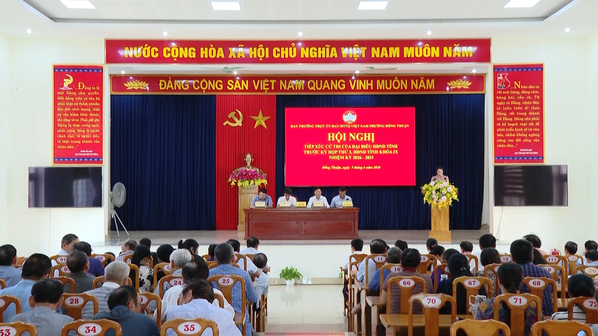 Quang cảnh buổi tiếp xúc cử tri - Ảnh: T.L