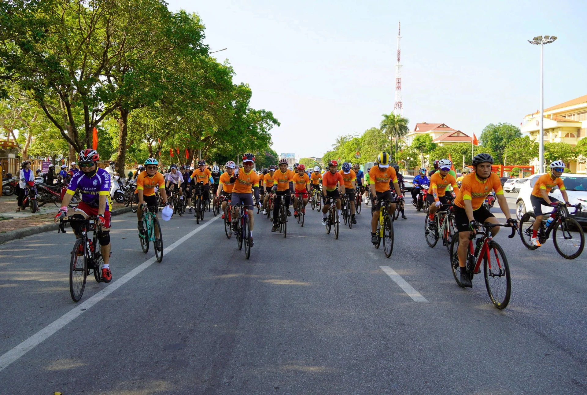 Diễu hành bằng xe đạp hưởng ứng Ngày Môi trường thế giới - Ảnh: P.V