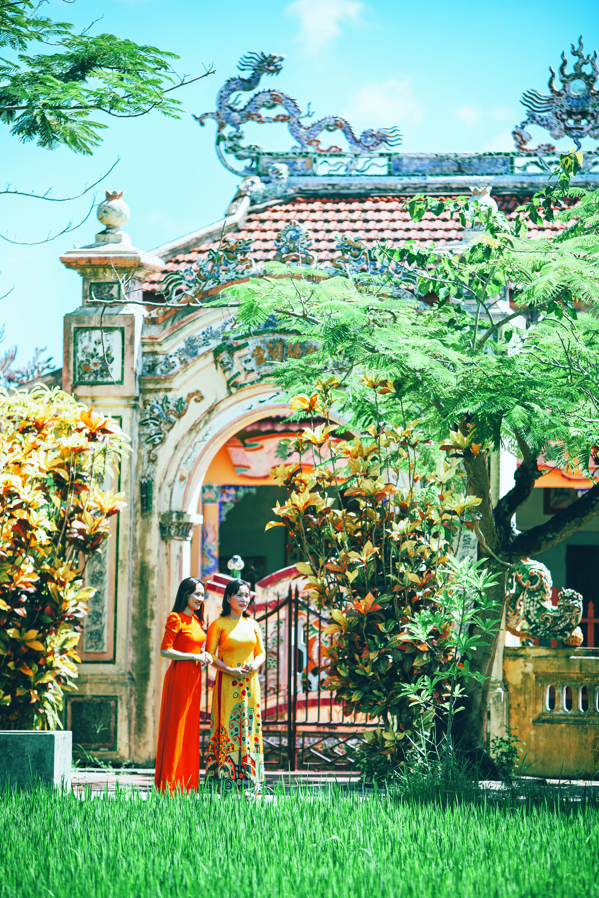 Thiếu nữ bên đình