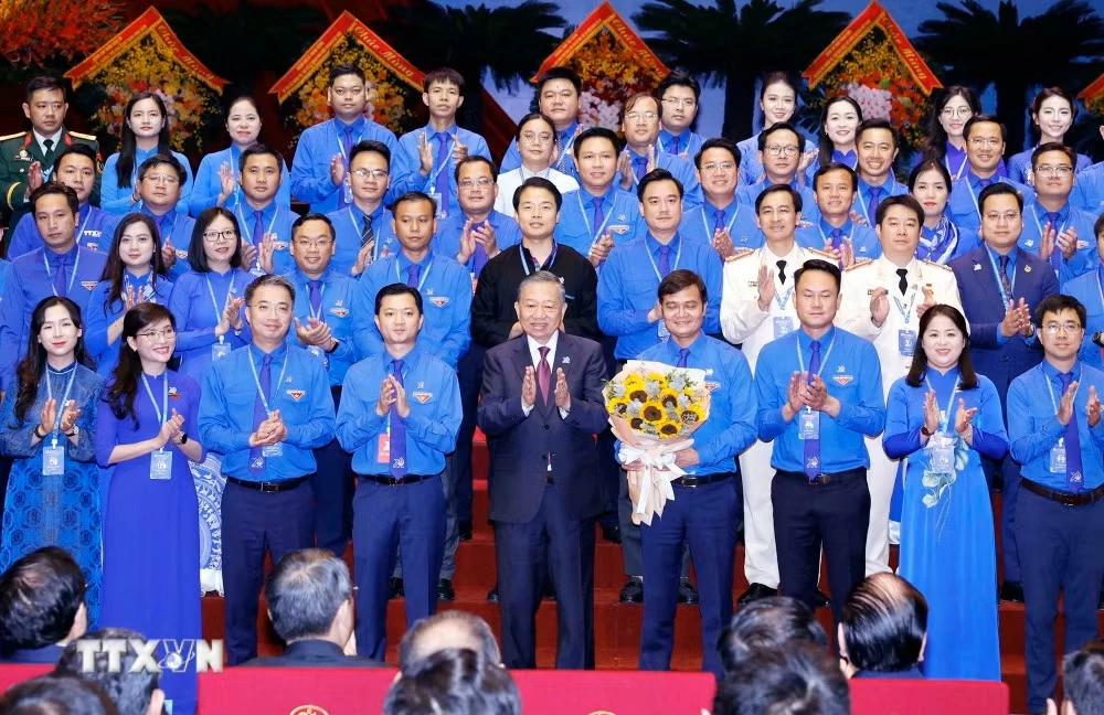 Tổng Bí thư, Chủ tịch nước Tô Lâm chúc mừng Ban chấp hành Đoàn Thanh niên Cộng sản Hồ Chí Minh lần thứ XIII, nhiệm kỳ 2026-2031. (Ảnh: Thống Nhất/TTXVN)