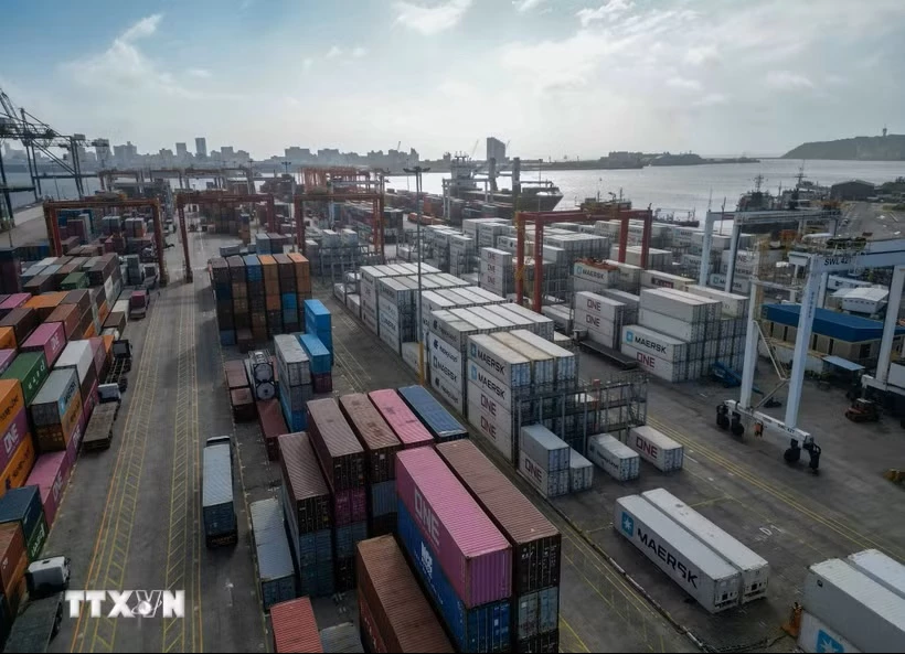 WB dự báo kinh tế toàn cầu chỉ đạt mức tăng trưởng 2,5% trong năm 2026. (Ảnh: THX/TTXVN)