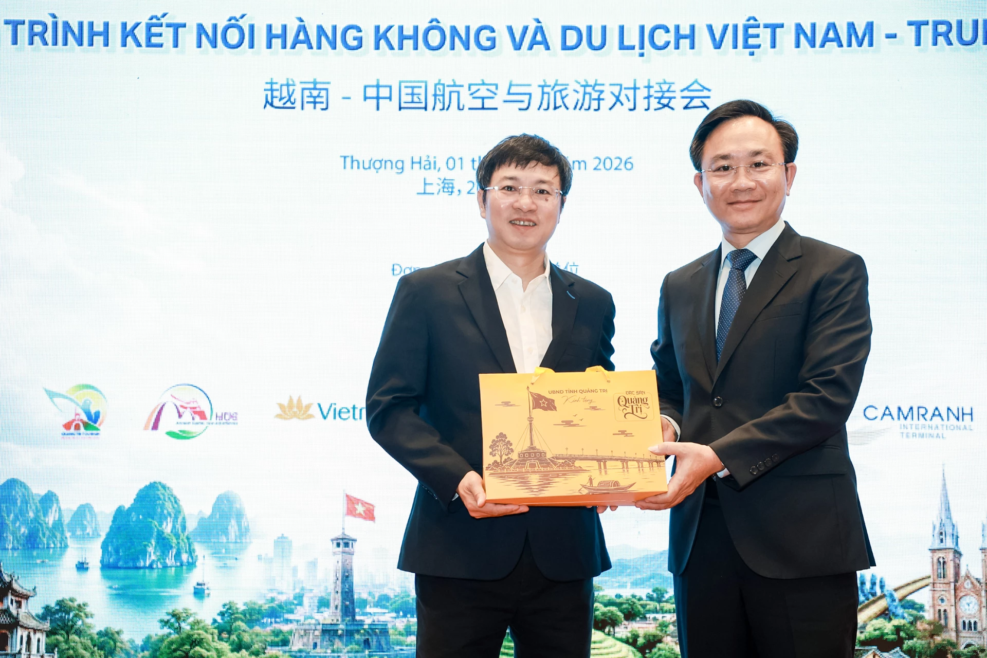 Đồng chí Hoàng Xuân Tân, Phó Chủ tịch UBND tỉnh tặng quà cho đại diện lãnh đại ACV-Ảnh: BTC
