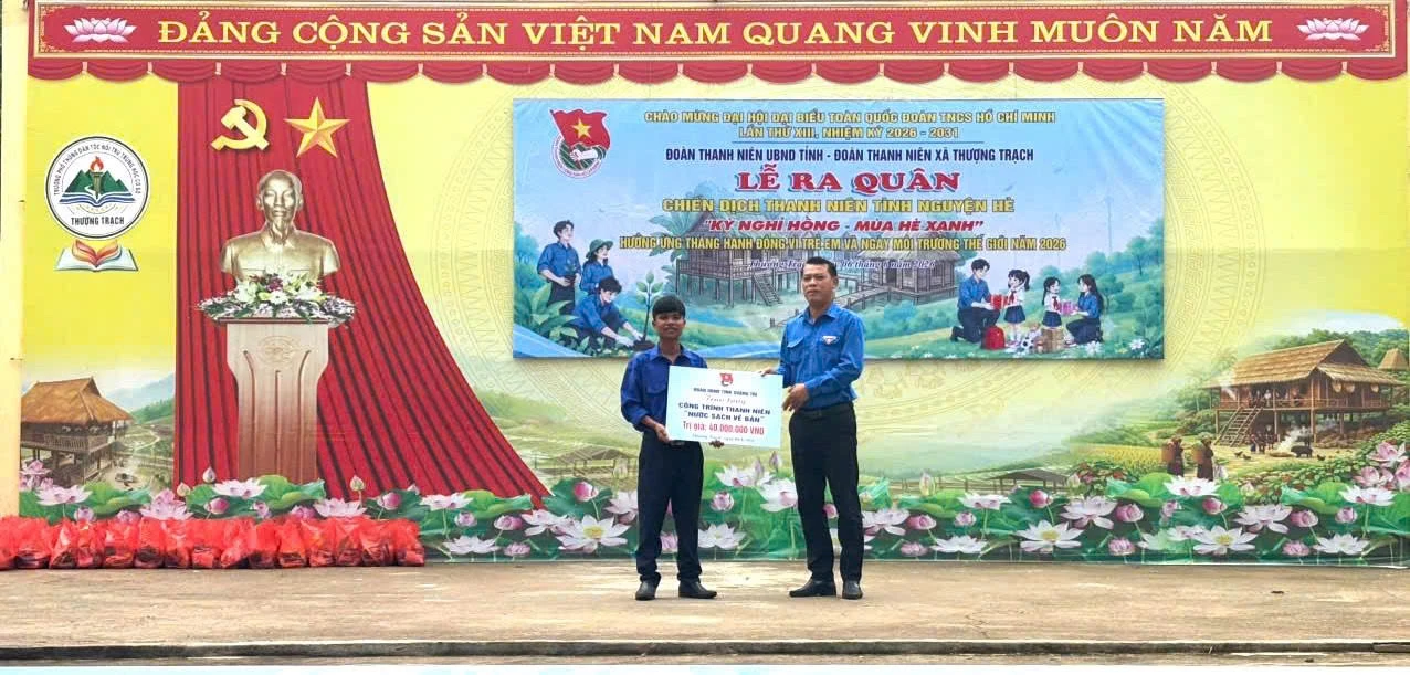Trao bảng tượng trưng công trình