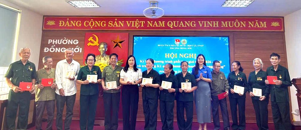 Đại diện lãnh đạo phường Đồng Hới trao Kỷ niệm chương Thanh niên xung phong ghi nhận những đóng góp to lớn của các cá nhân trong sự nghiệp đấu tranh giải phóng dân tộc - Ảnh: P.V.