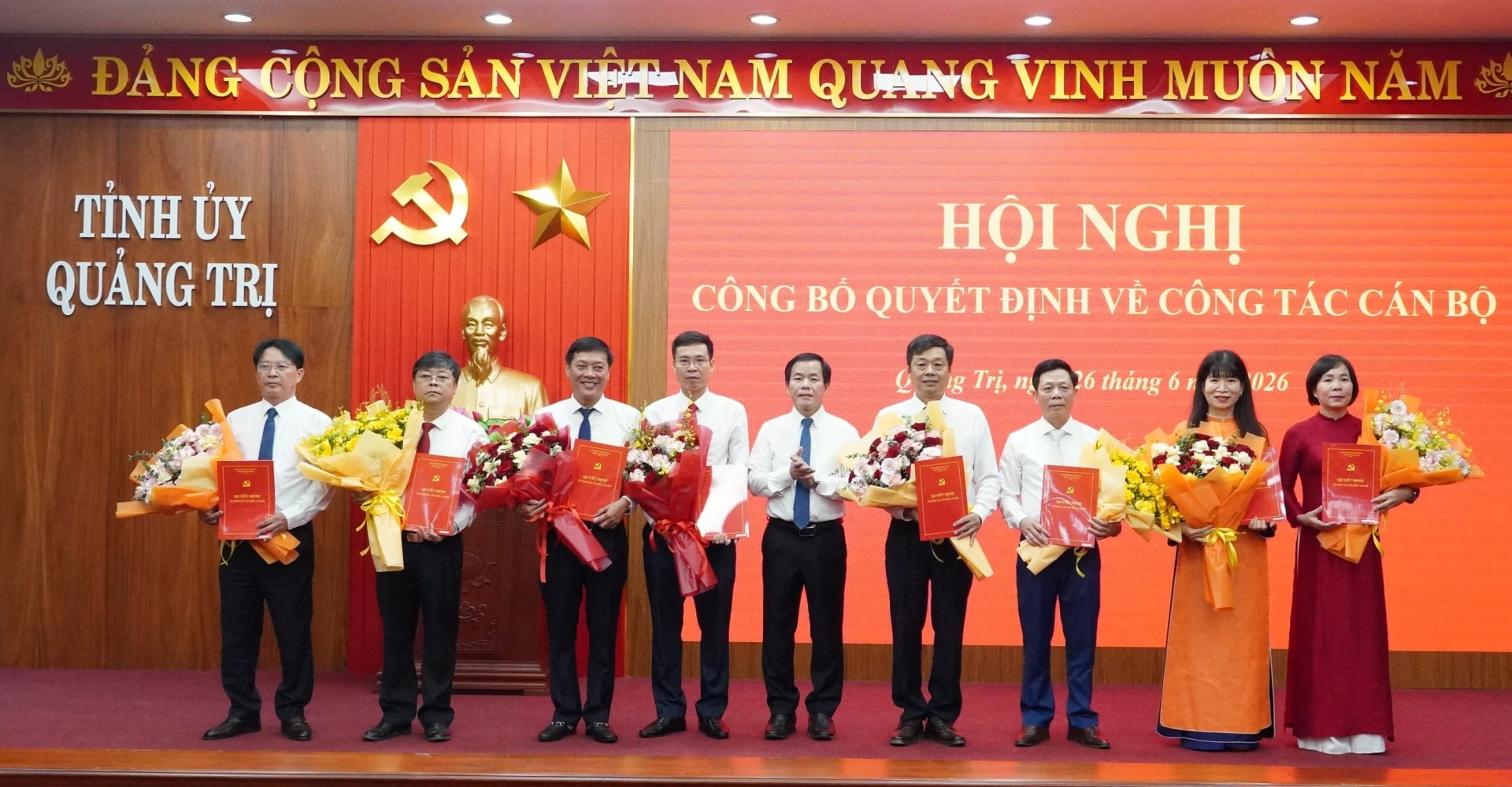Đồng chí Nguyễn Văn Phương, Ủy viên Trung ương Đảng, Bí thư Tỉnh ủy trao quyết định và tặng hoa chúc mừng các đồng chí cán bộ - Ảnh: Q.V